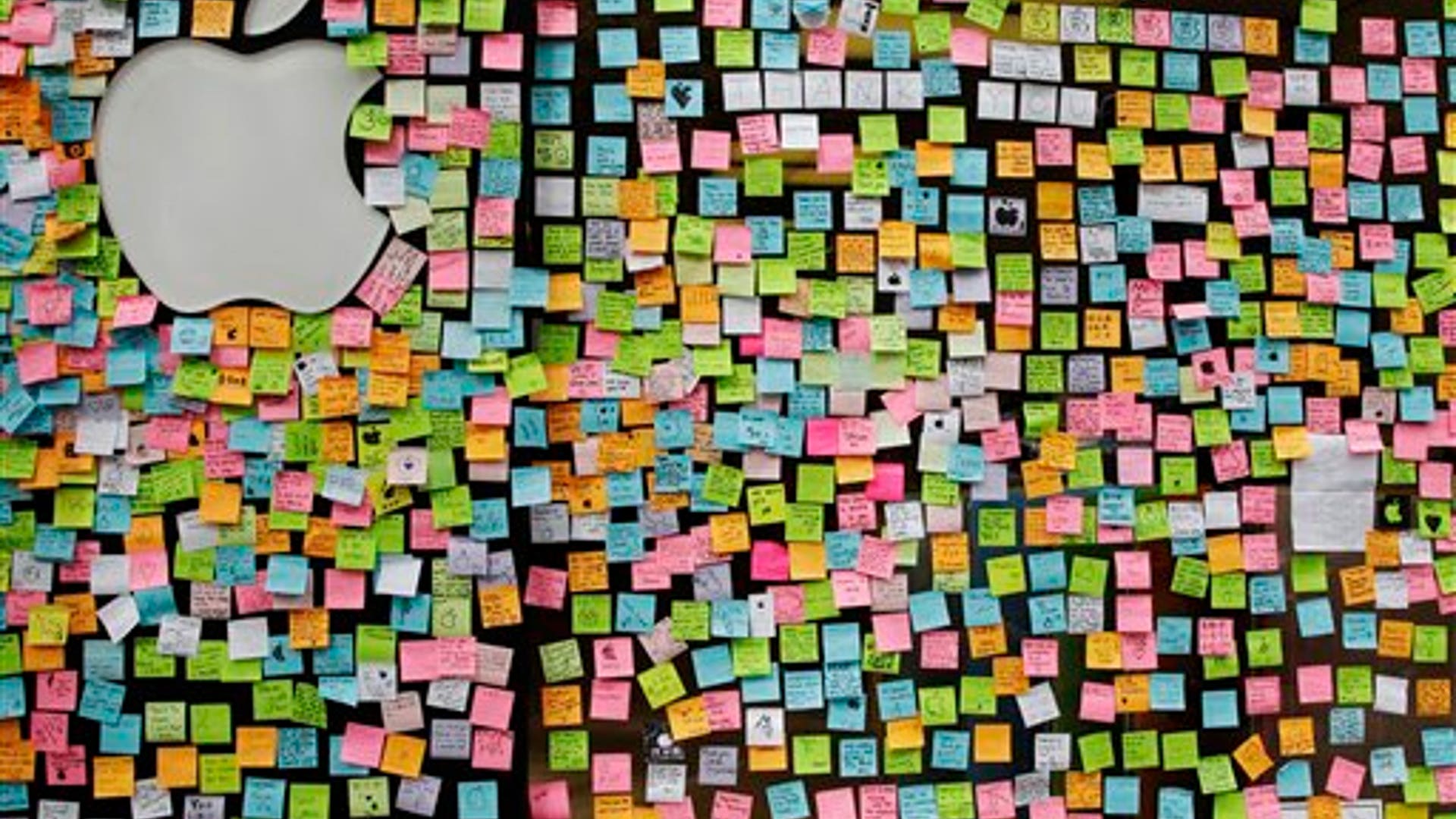 Jobs_tribute_still_up_on_store_2