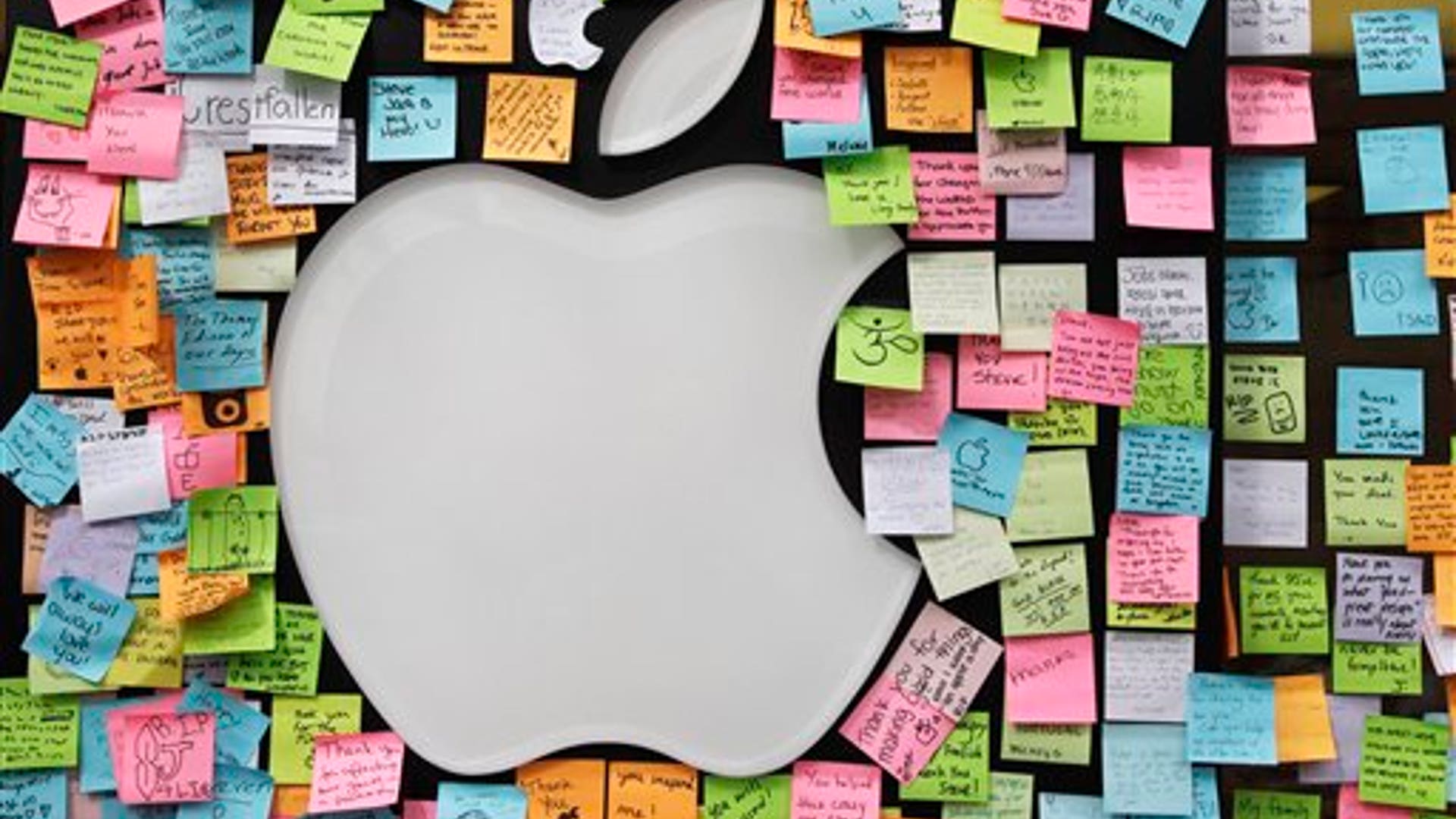 Jobs_tribute_still_up_on_store