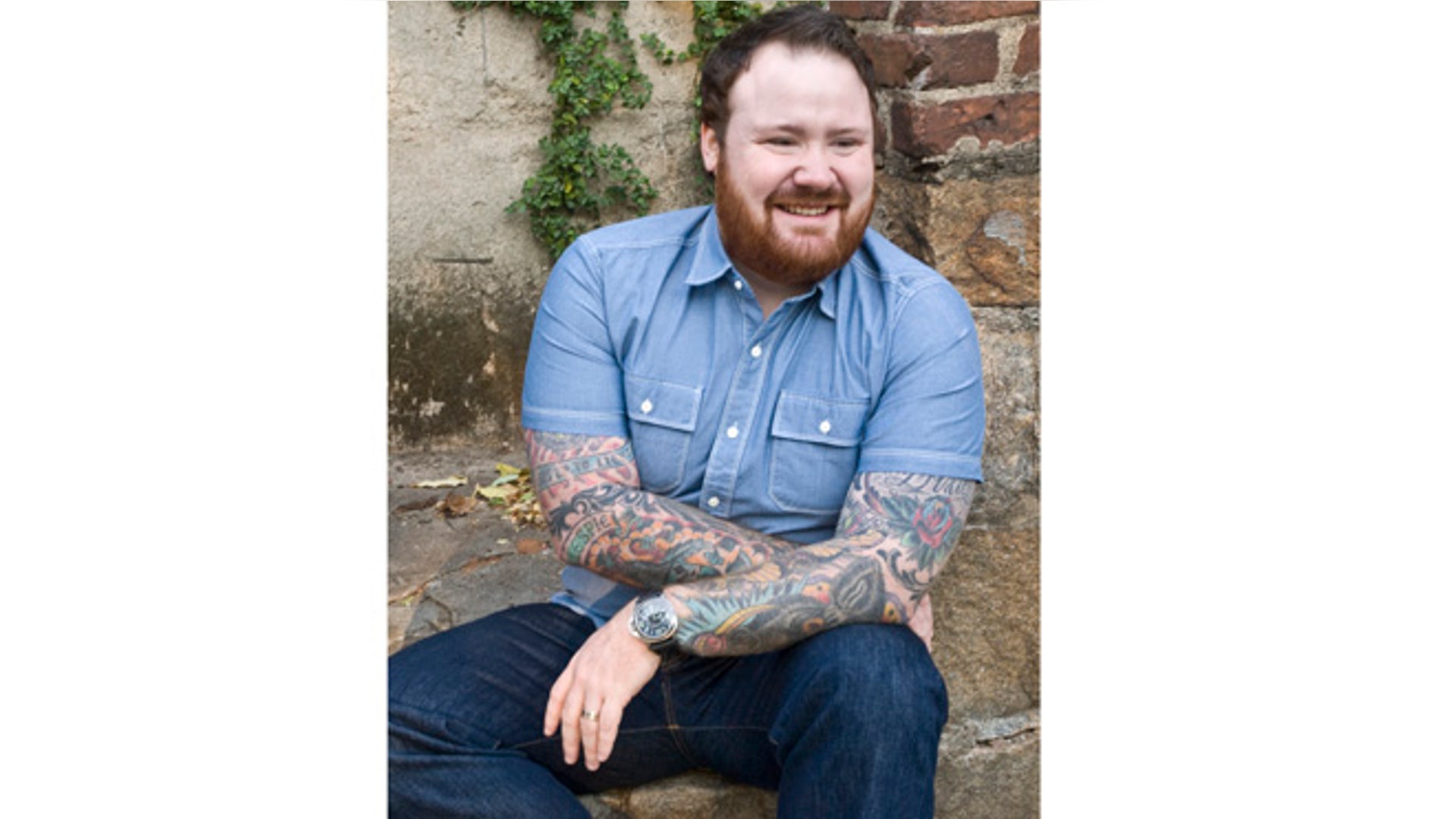 KG_Kevin_stoop_blueshirt_2