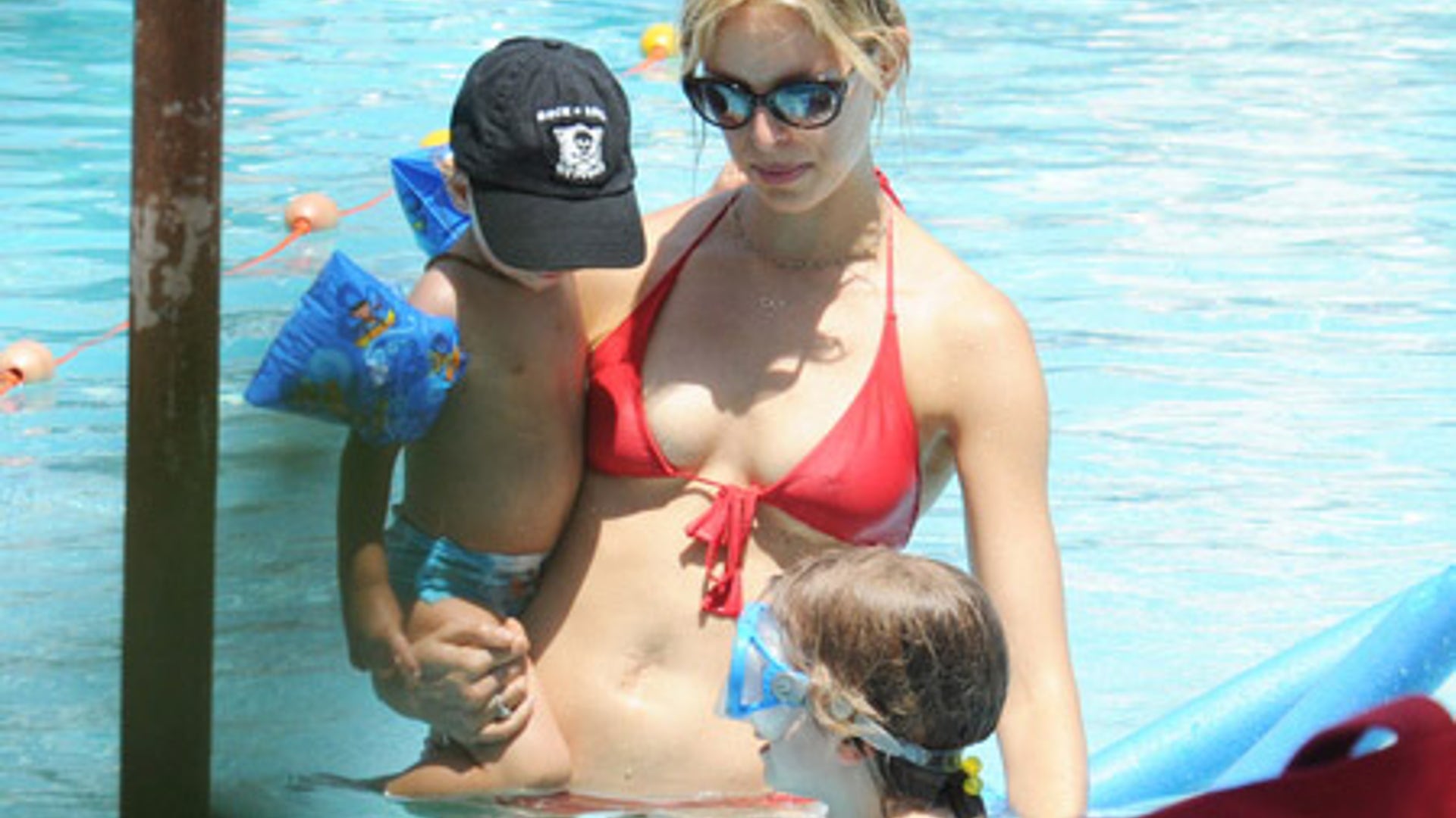 Karolina_Kurkova_x17_tummy