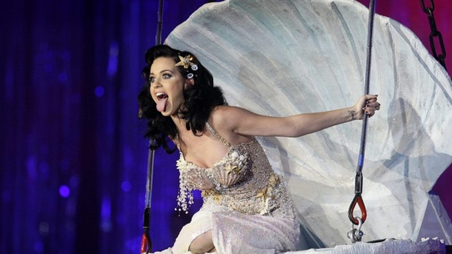 U.S. singer-songwriter Katy Perry performs on stage during the 17th Life Ball in Vienna May 16, 2009. Life Ball is Europe's largest annual AIDS charity and the organisers this year hope to raise more than 1 million euros (about $1.6 million) to help people living with HIV. REUTERS/Leonhard Foeger (AUSTRIA ENTERTAINMENT HEALTH SOCIETY)