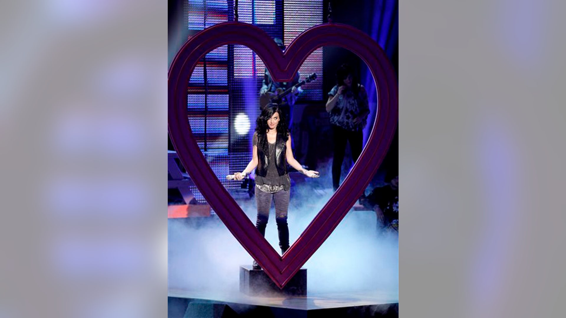 Katy Perry Performs: HOT