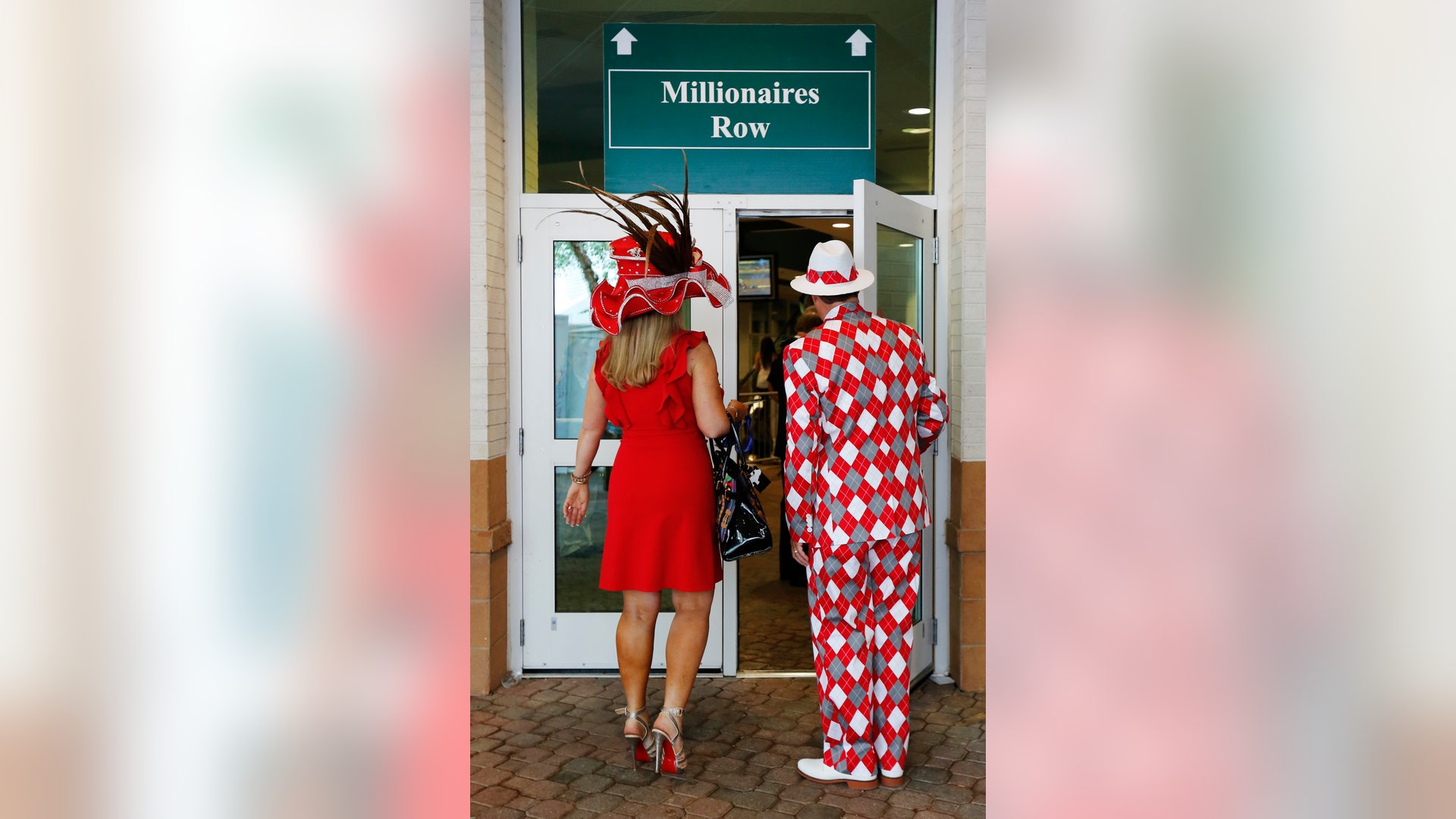 Kentucky_Derby_Horse__Pata_10_