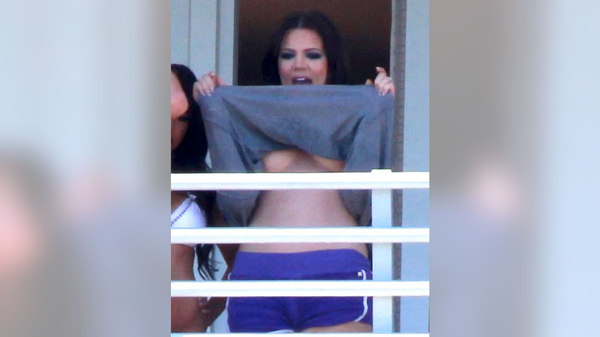 Khloe Flashes Photographers