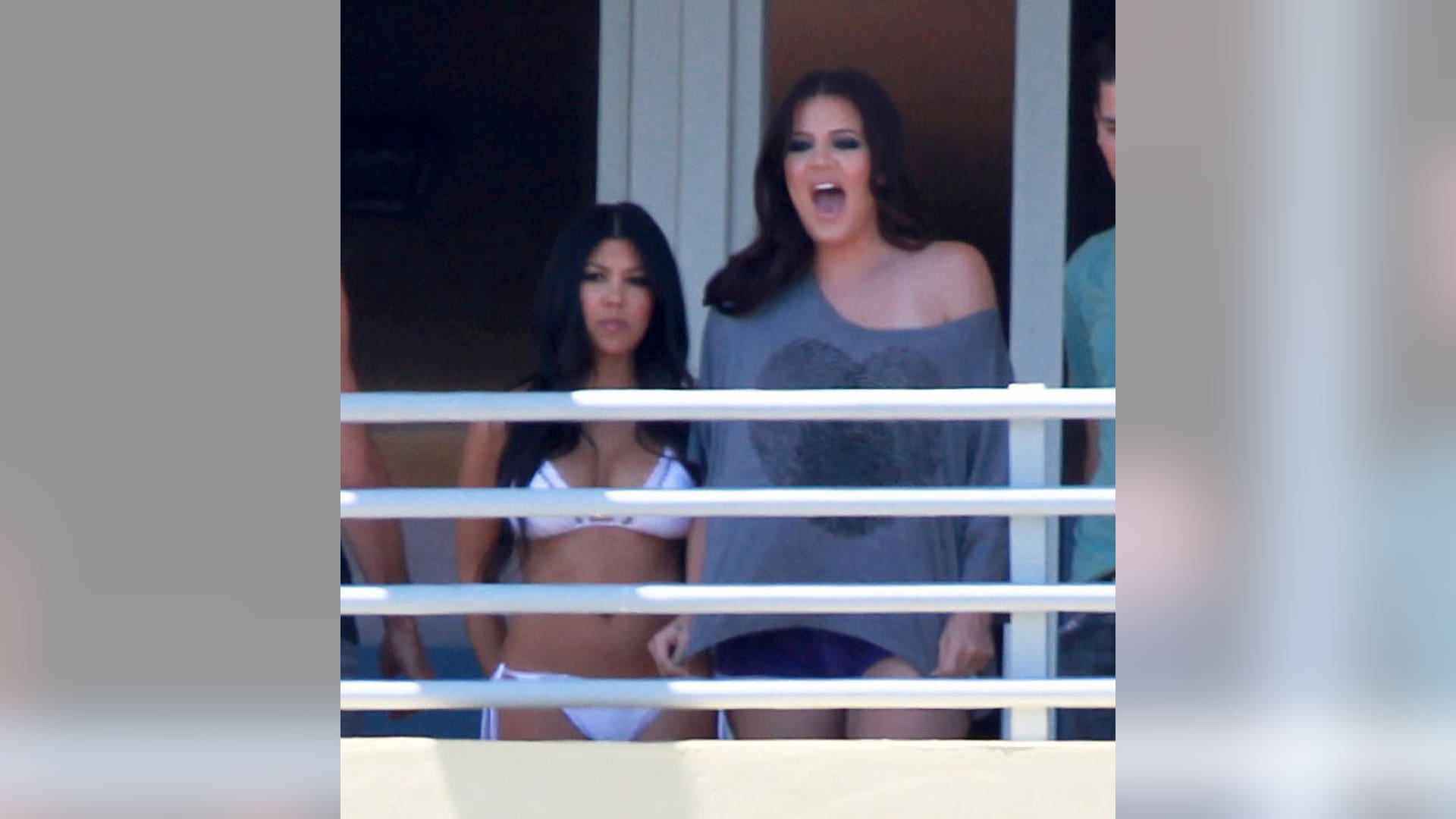 Khloe Flashes Photographers