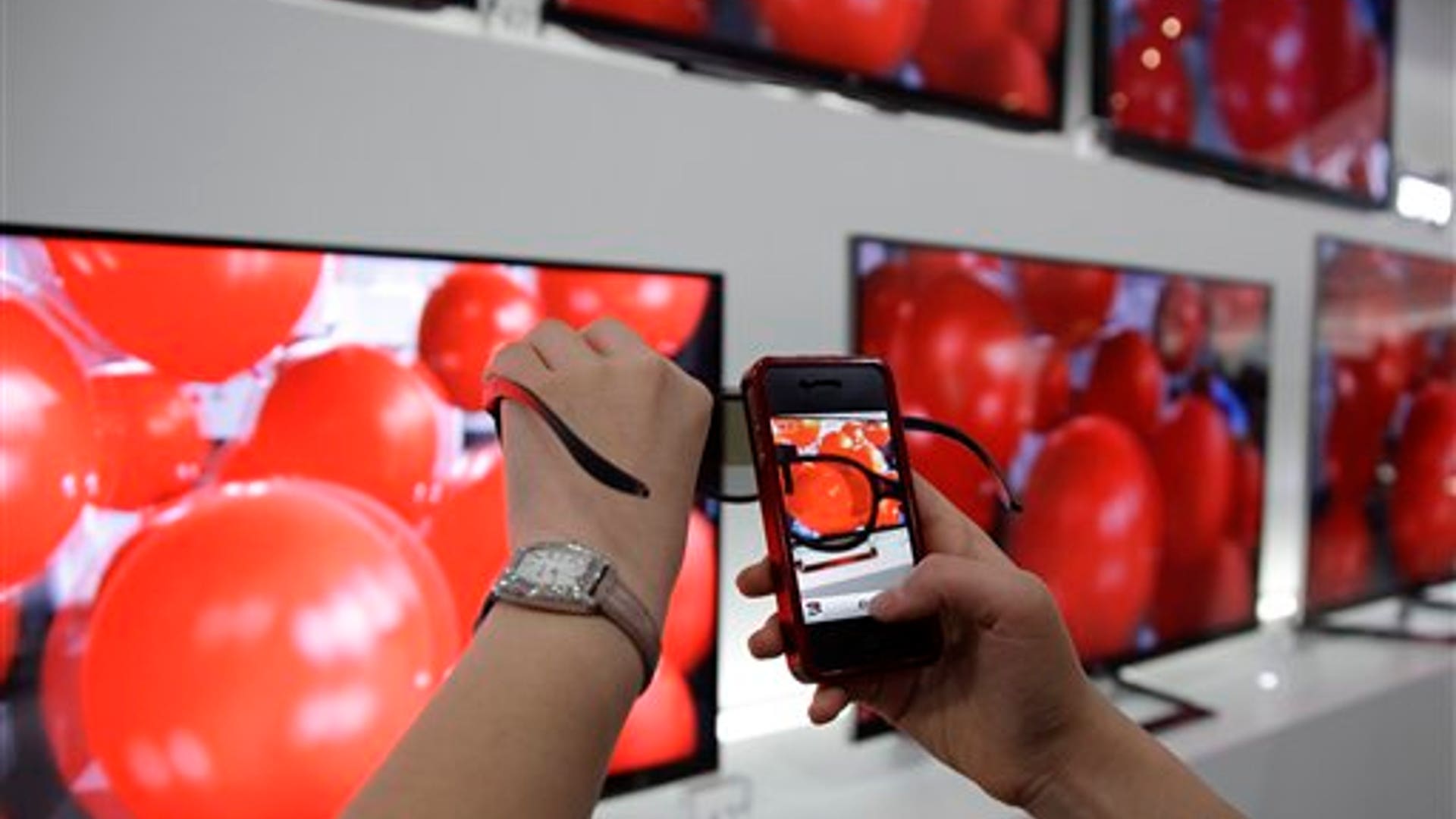 LG_3D_TV_Through_Glasses_CES_AP