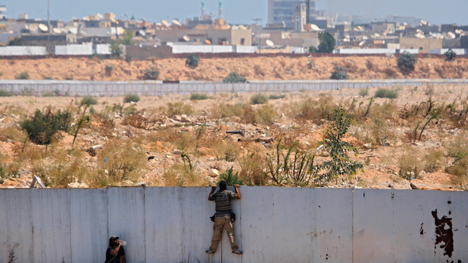 Libyan_Rebels_climbing_wall