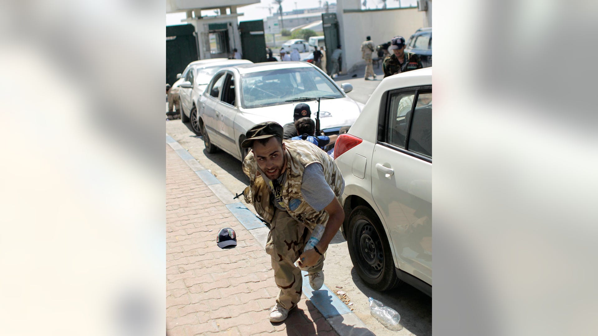 Libyan_rebel_fighters_seek_shelter
