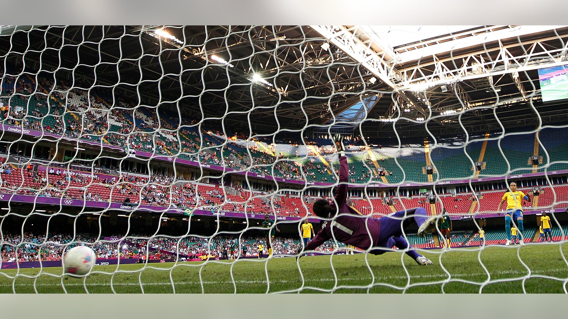 London_Olympics_Socce_Pata_3_