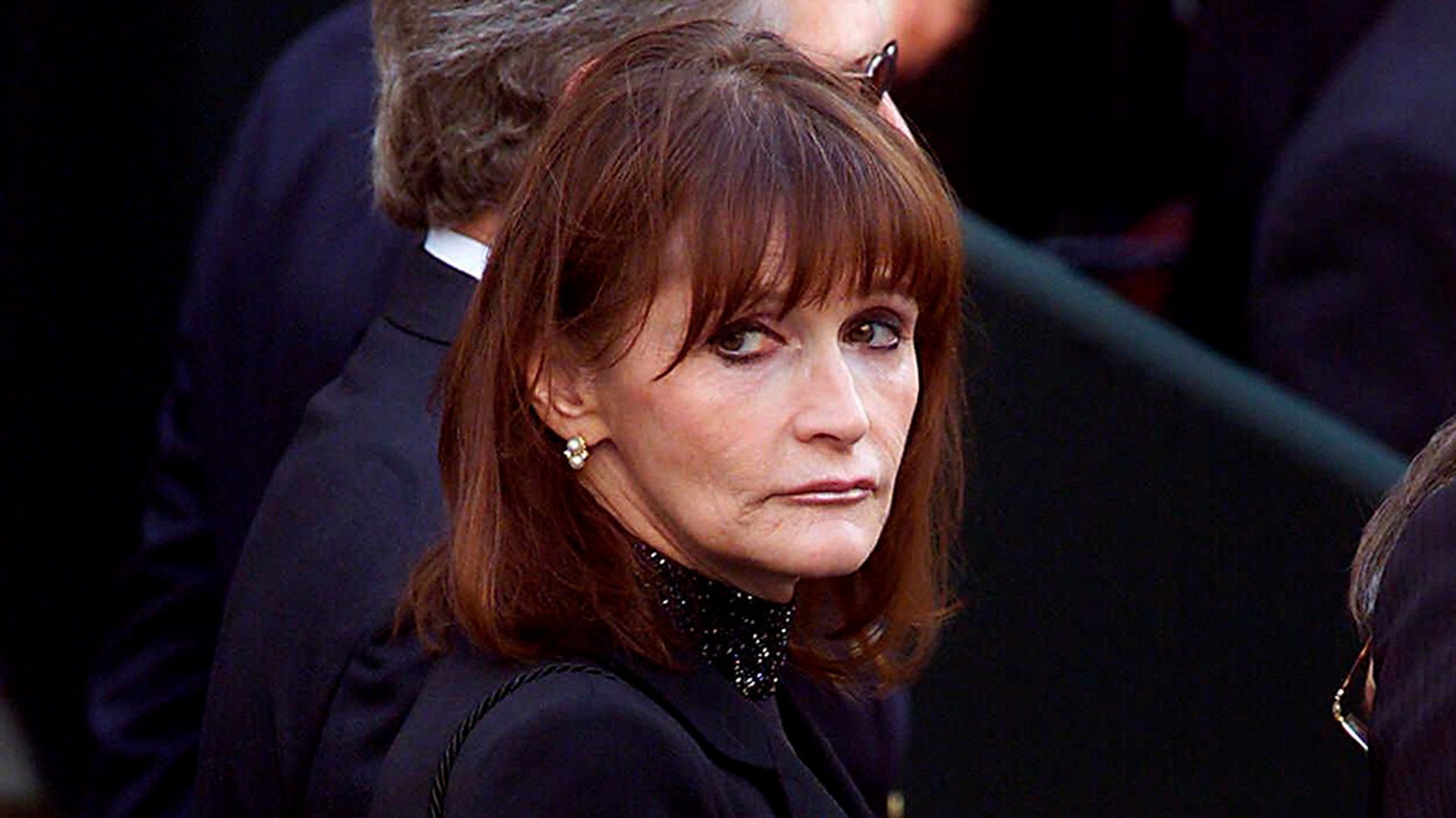 FILE - In this Oct. 3, 2000 file photo, actress Margot Kidder, who dated former Prime Minister Pierre Trudeau, arrives for his funeral at Notre-Dame Basilica in Montreal. Kidder's daughter says the Superman actress' death has been ruled a suicide. Maggie McGuan told The Associated Press Wednesday, Aug. 8, 2018, that she knew her mother died by suicide when she was brought to Kidder's house in May 2018, and that it is a big relief to have the truth out. (Adrian Wyld/The Canadian Press via AP, File)