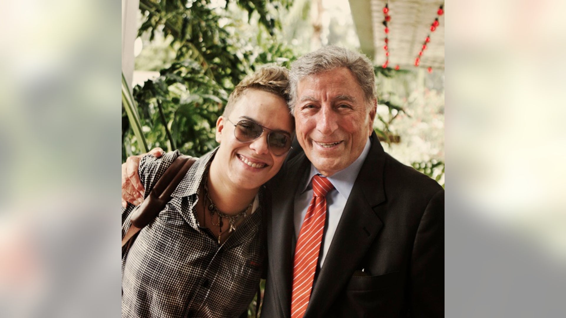Maria_Gadu_with_Tony_Bennett_for_FNL_Gift_Guide