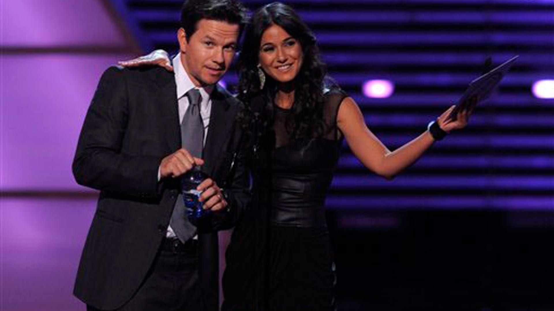 Mark_Wahlberg_and_Emanuelle_Chriqui