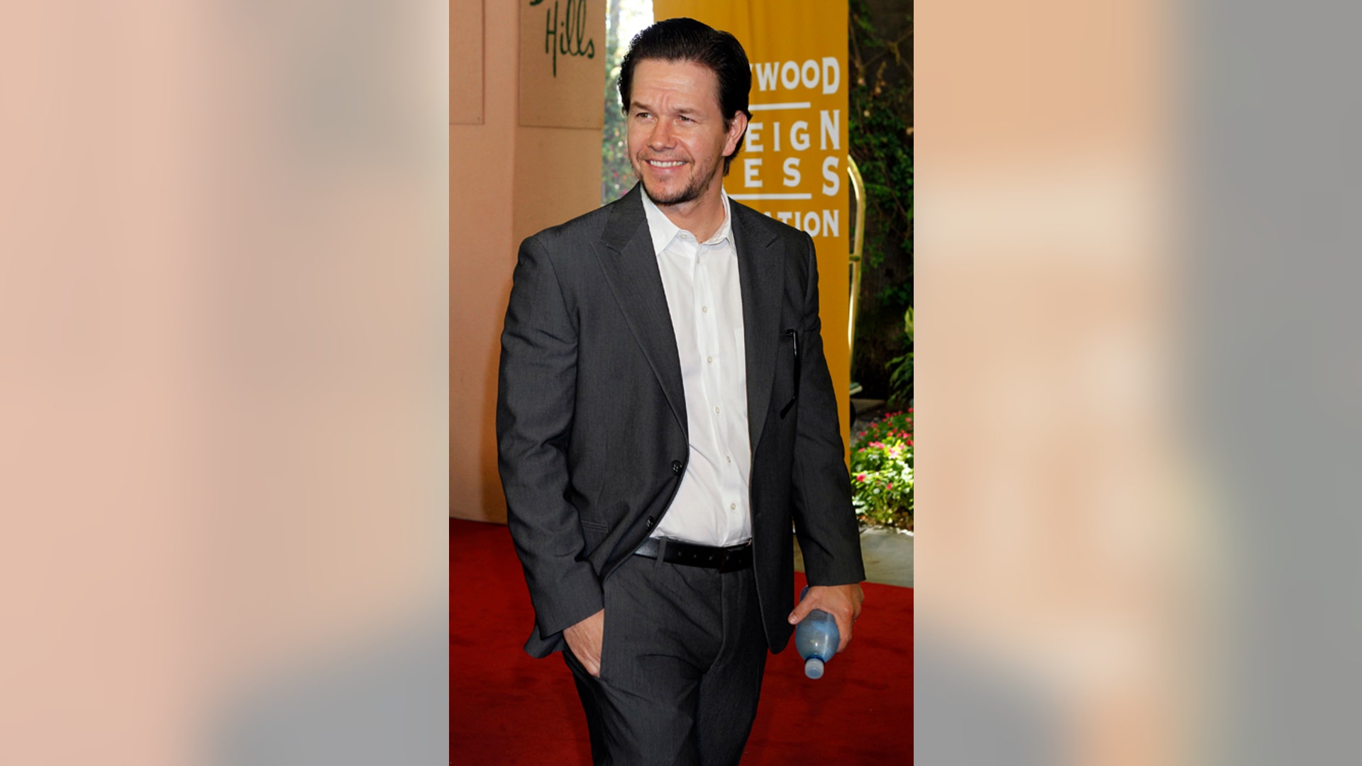 Mark_Wahlberg_ret_party