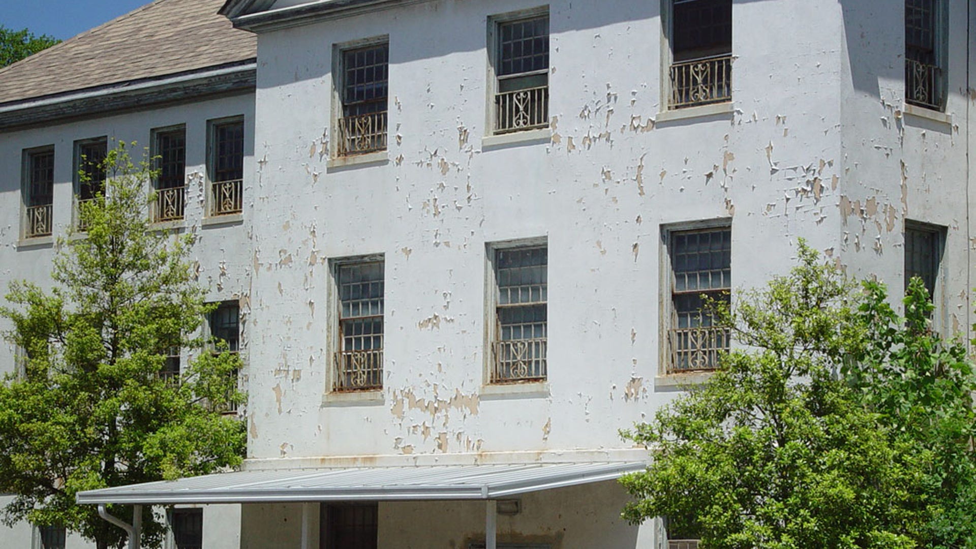 A Historic but Rotting Beauty