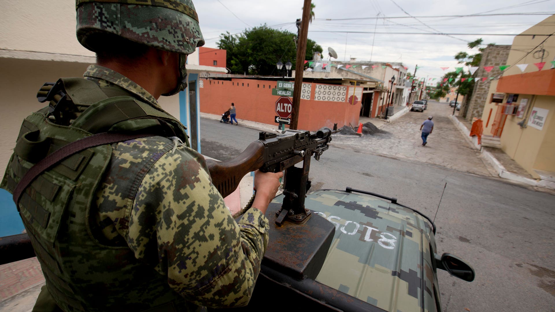 Mexico_Oil_Rustlers__13_