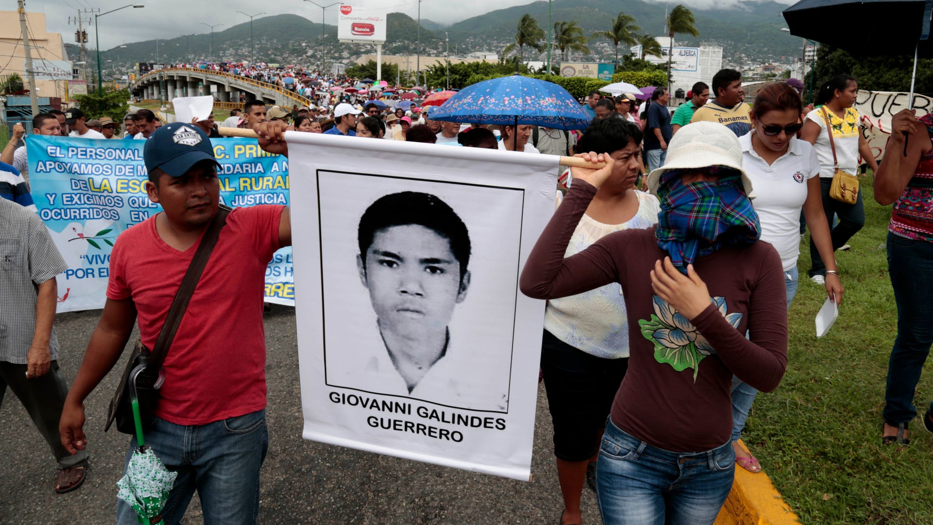 Исчезновение студентов в мексике. Похищение мексиканских студентов 2014. Знаменитый студент из Мексики. Исчезновения 43 мексиканских студентов.