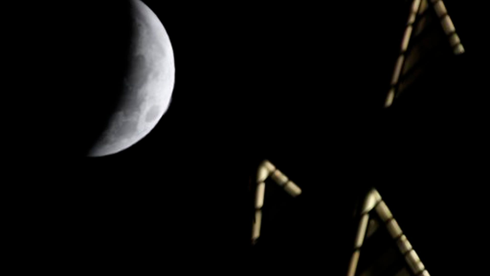 Moon_over_Chrylser_2