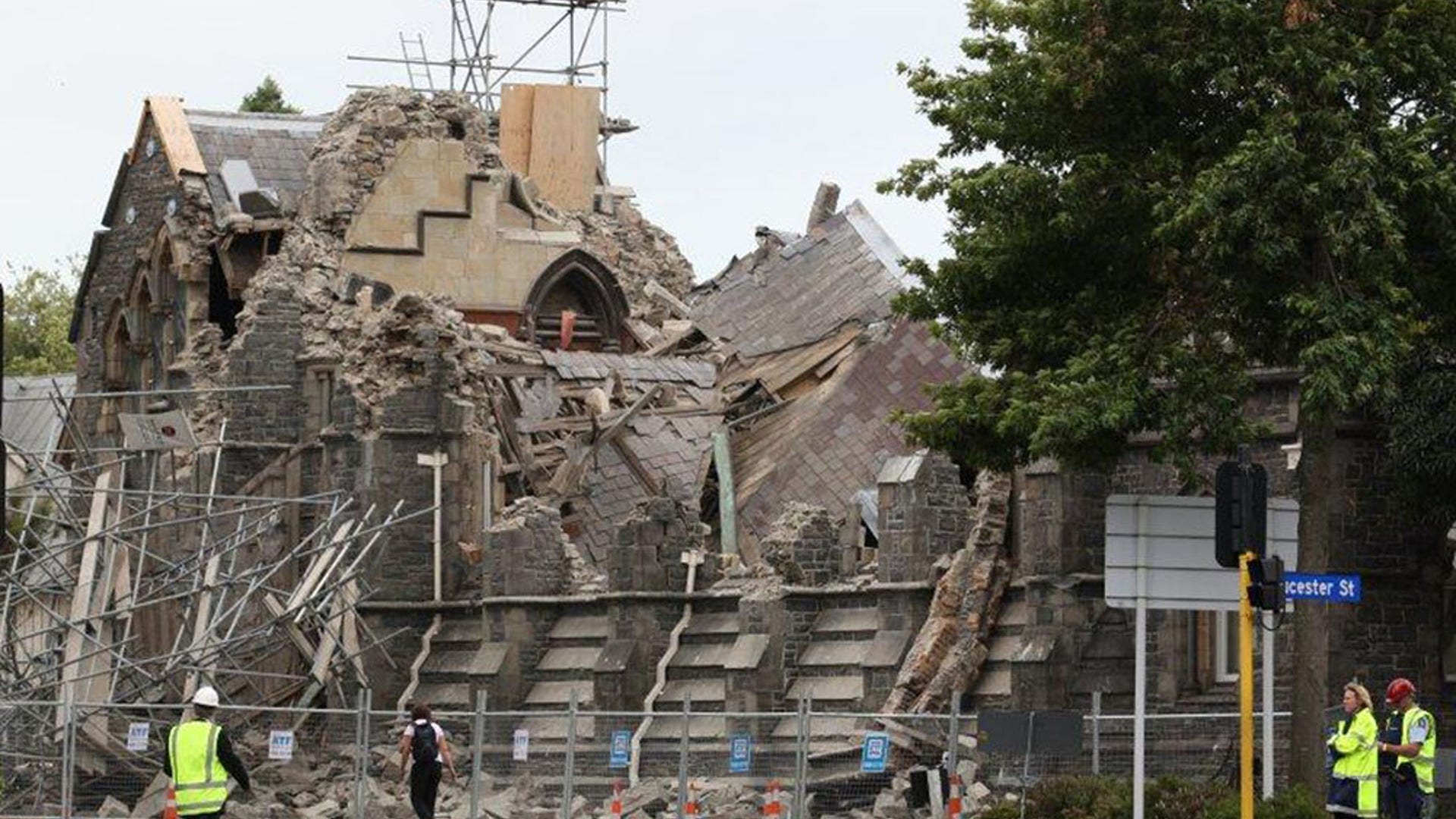 NZ_Emergency_workers_clock_off_a_damaged_building