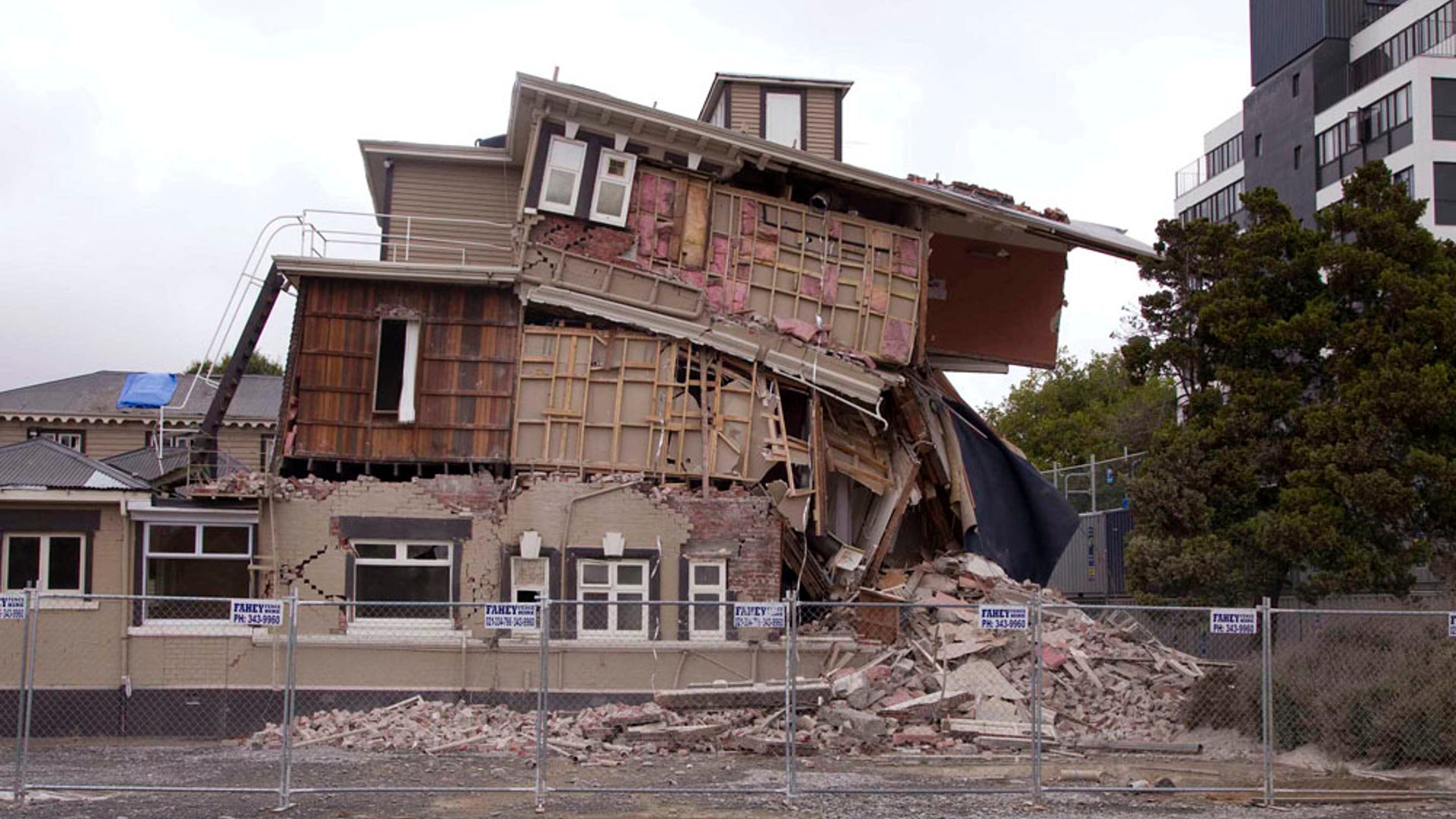 Стихийные бедствия. Домик_землетрясение. Землетрясение в доме. Разбитый дом. Тайвань землетрясение 2018.
