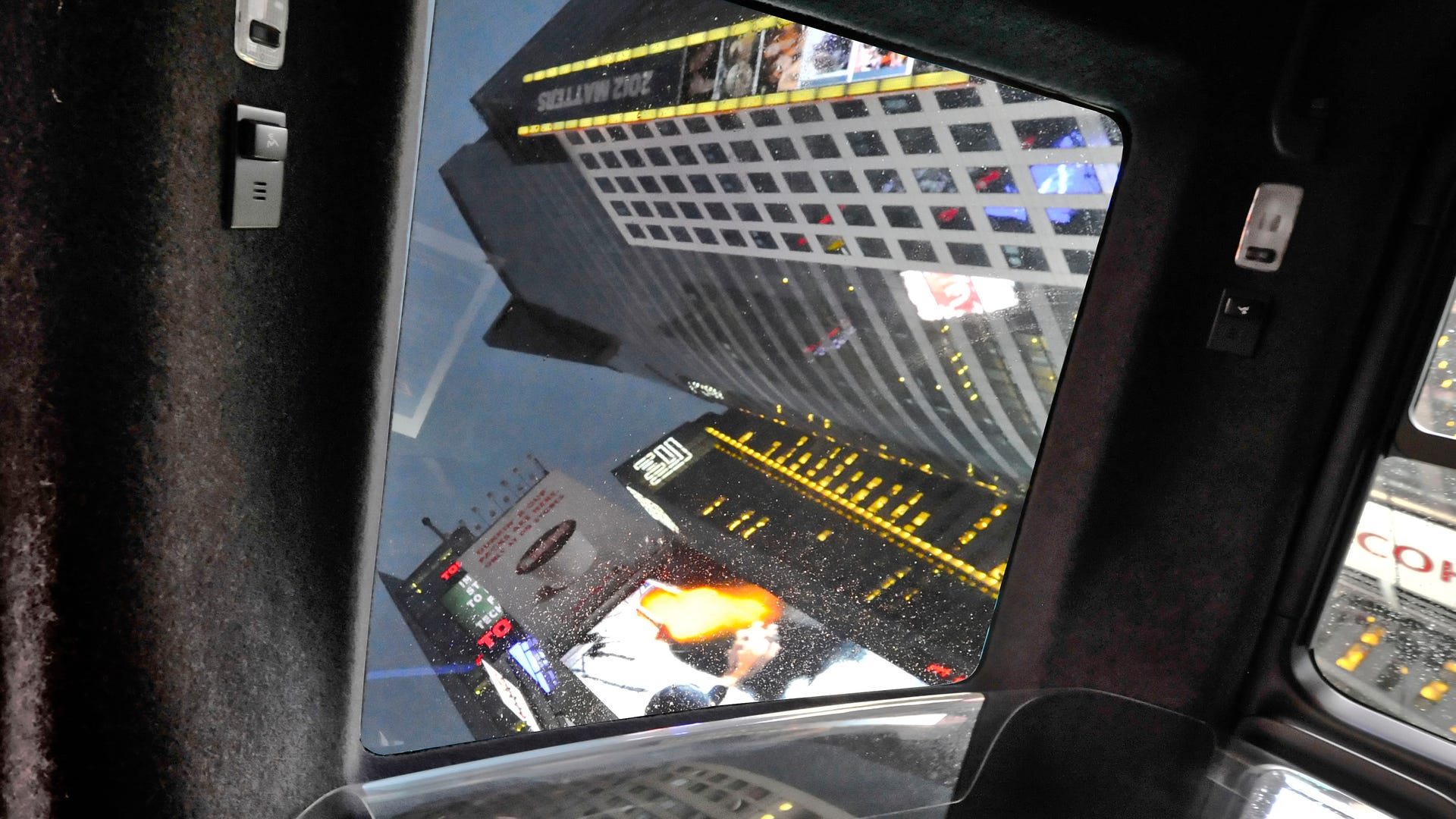 Nissan_Taxi_Transparent_Roof_Panel