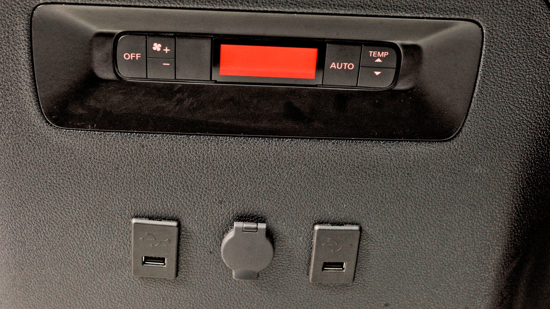 Nissan_Taxi_USB_Ports