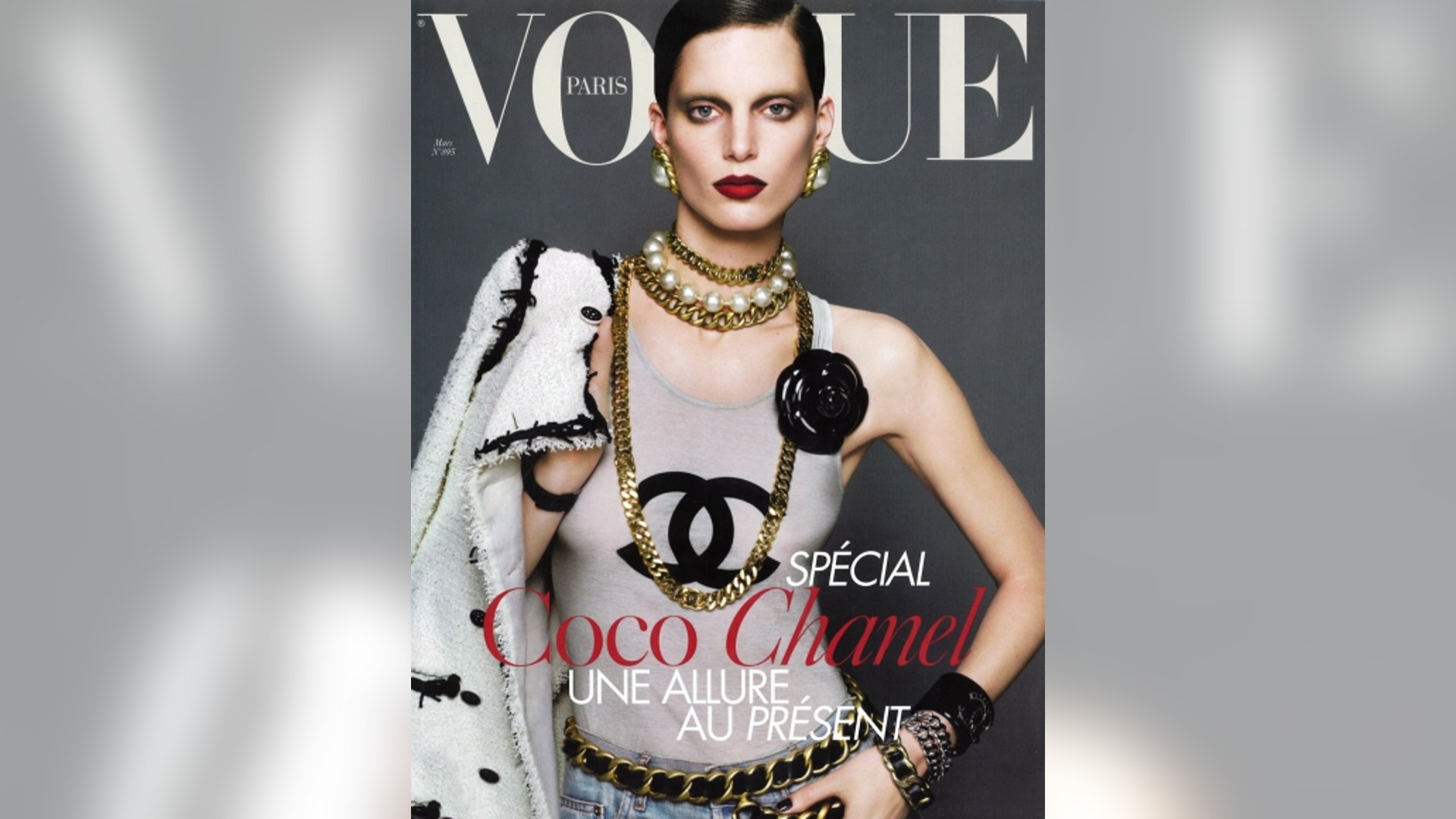 Eyebrow-less fashionistas