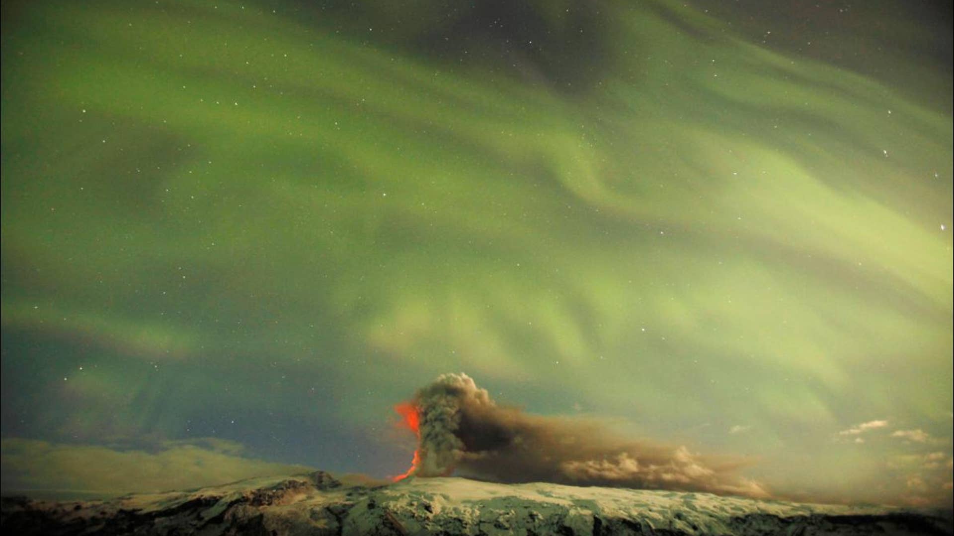 Northern_Lights_Over_Iceland_8