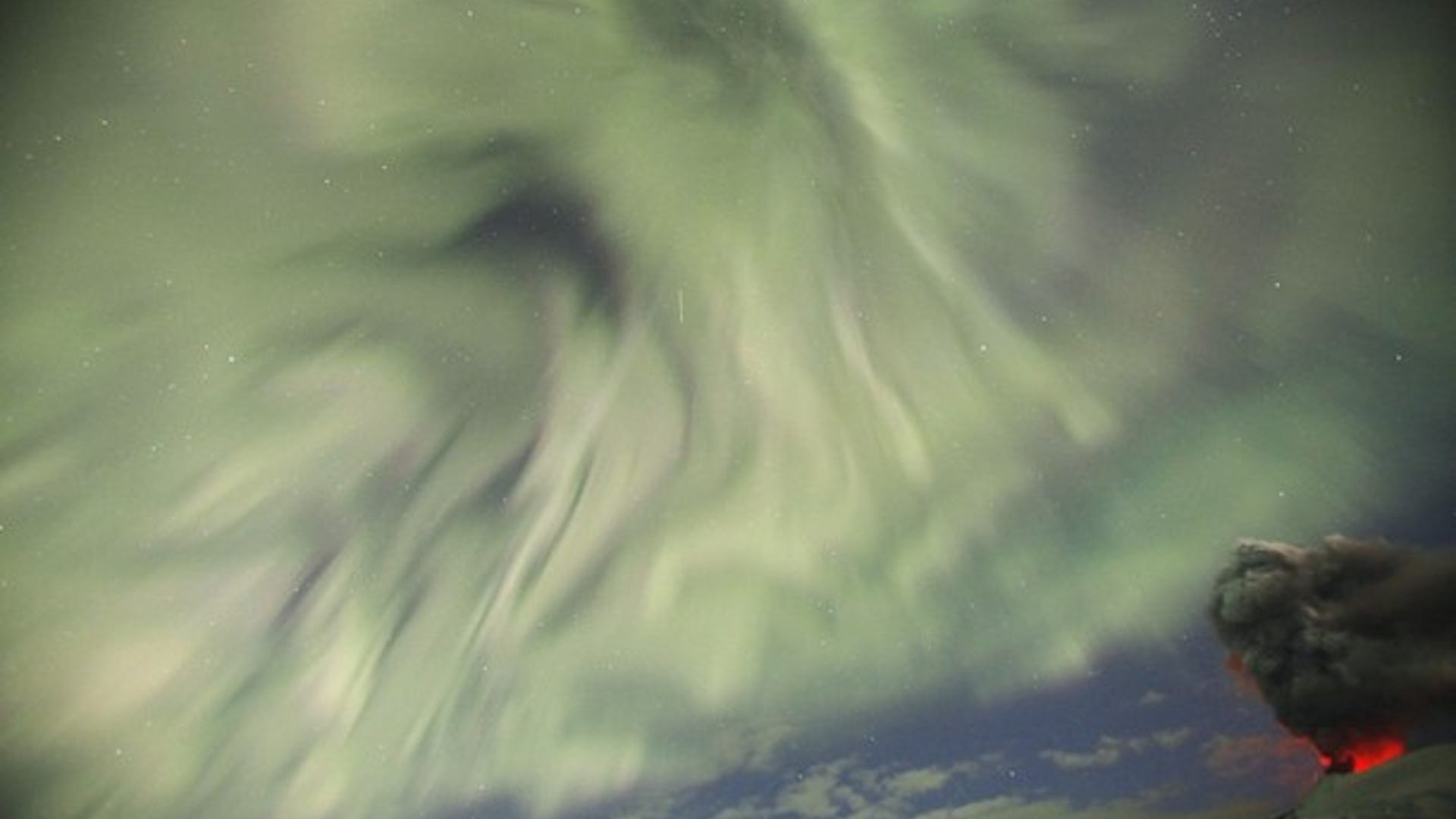 Northern_Lights_Over_Iceland_10