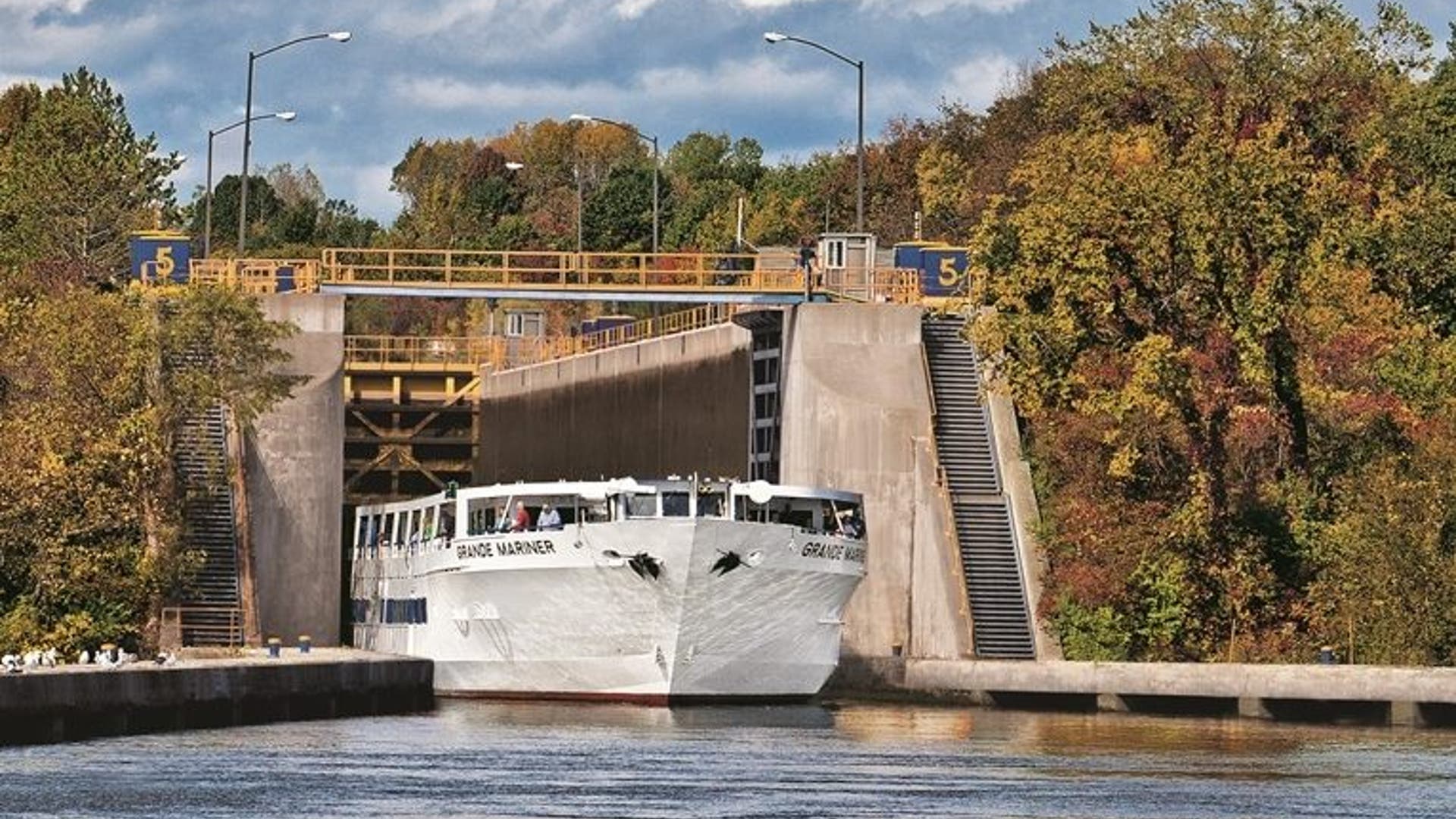 One_of_the_dozens_of_locks_on_the_Erie_canal_cruise
