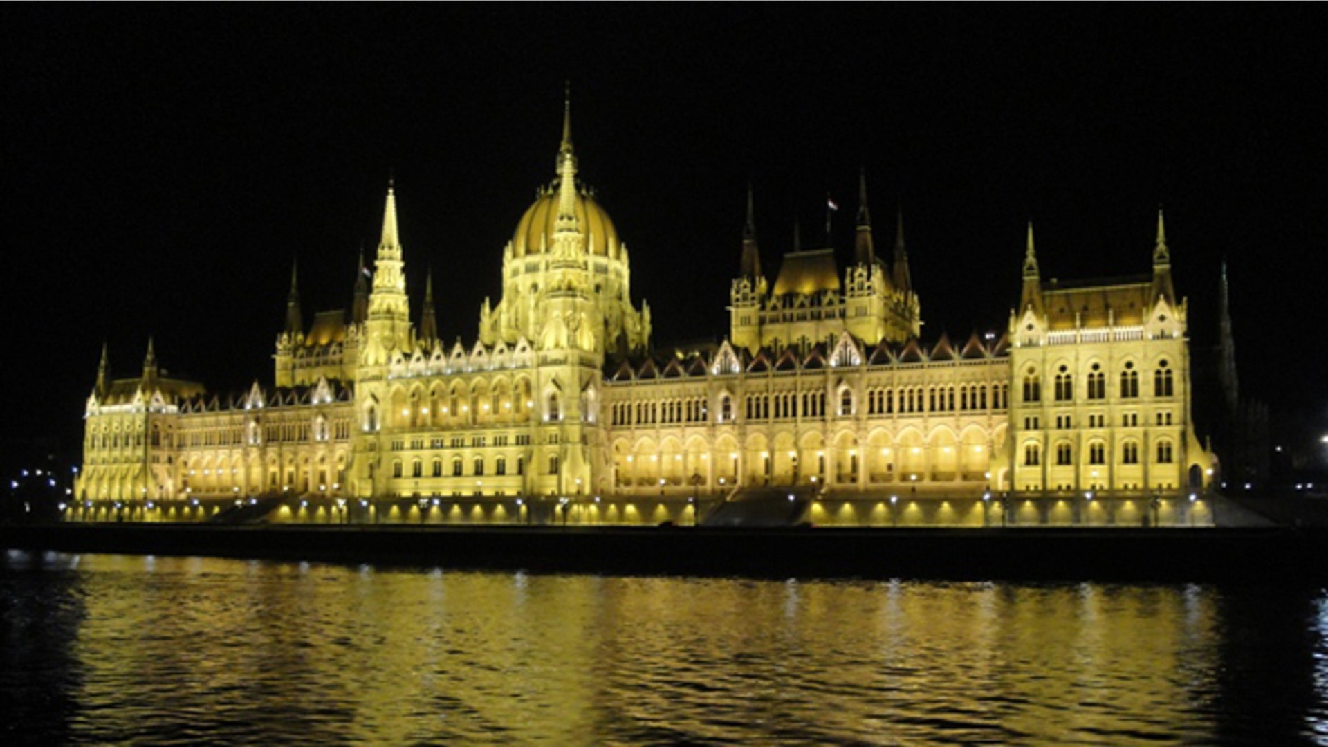 ParliamentBudapestatnight