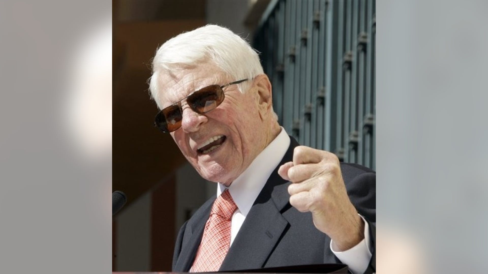 Peter_Graves_on_the_Hollywood_Walk_of_Fame_dsfd