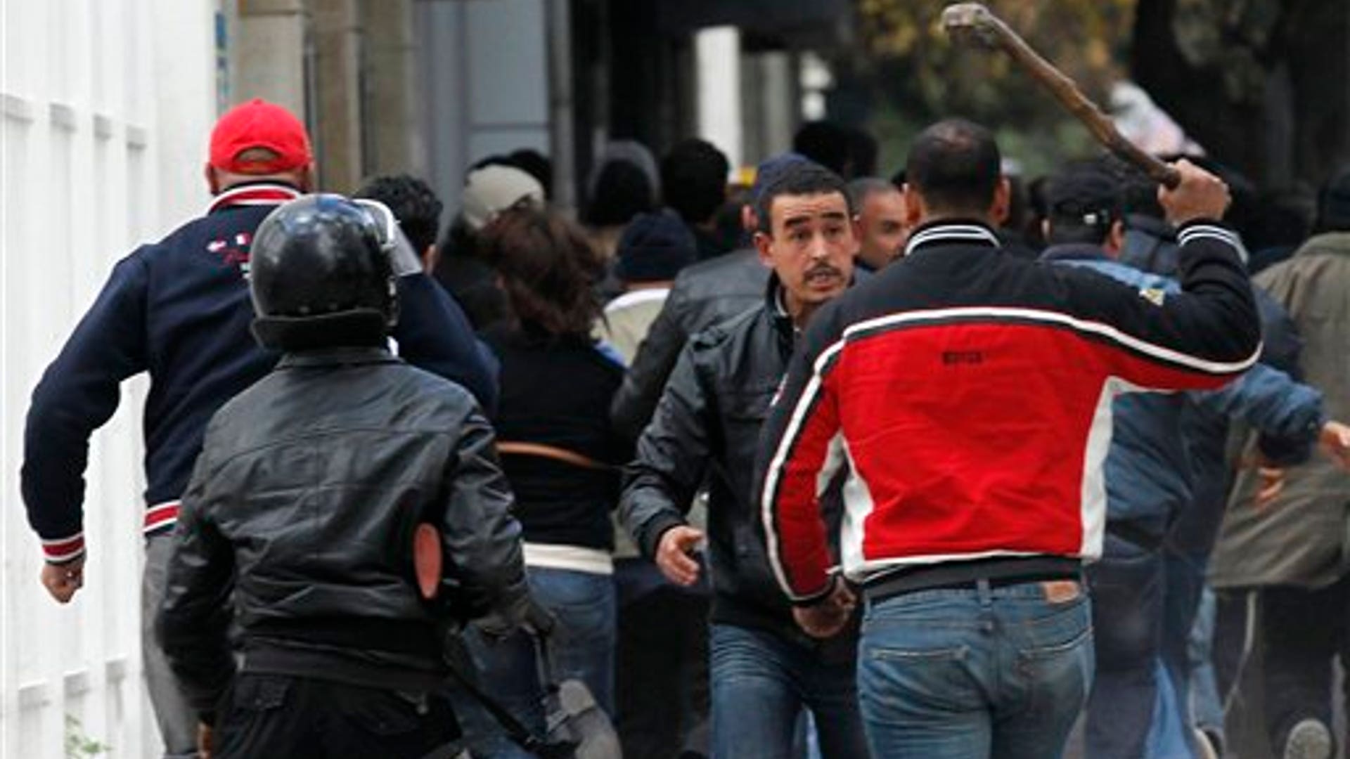 Plain_clothed_police_and_riot_police_officers_clash