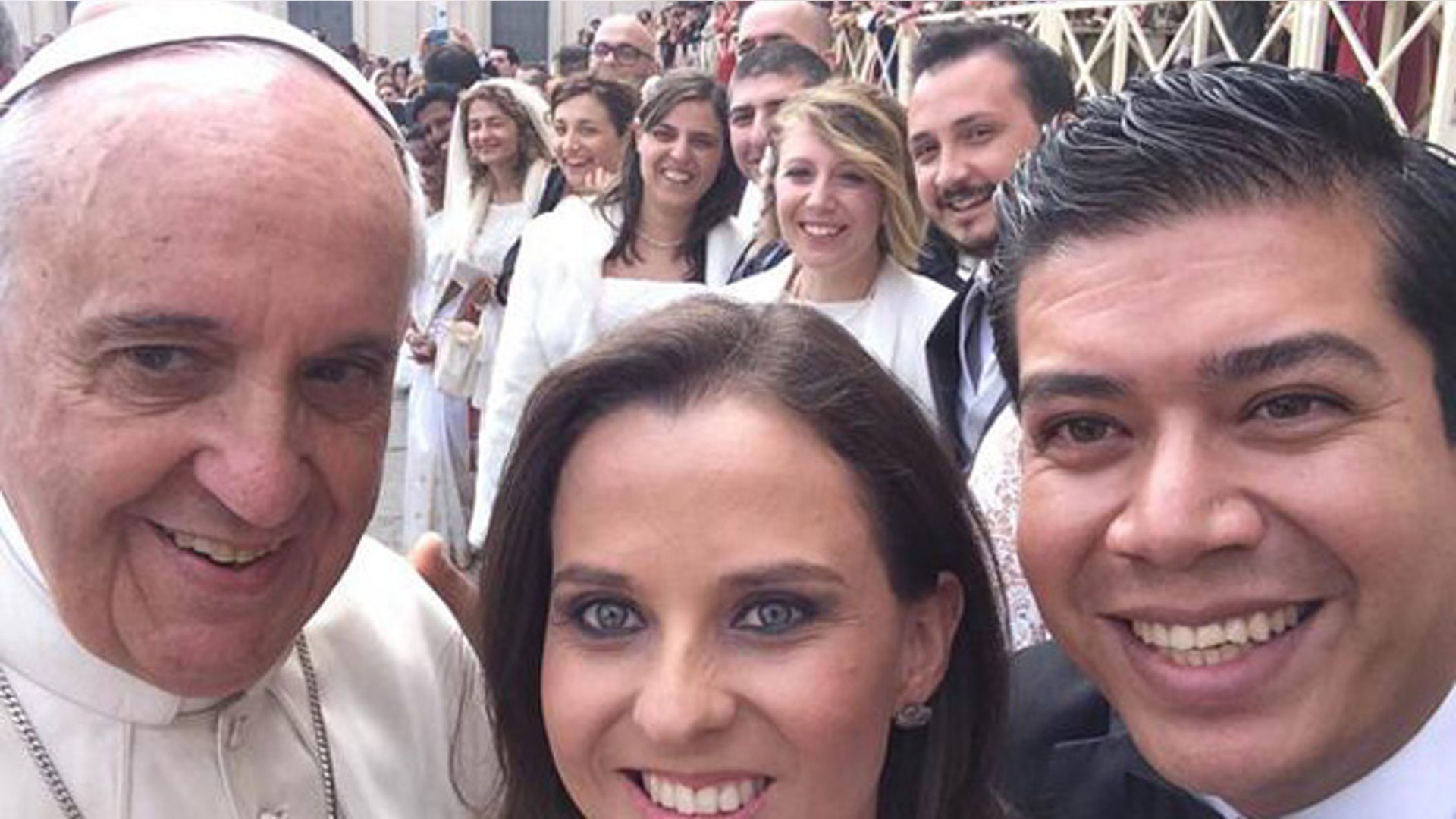 Pope_Selfie_with_newlyweds
