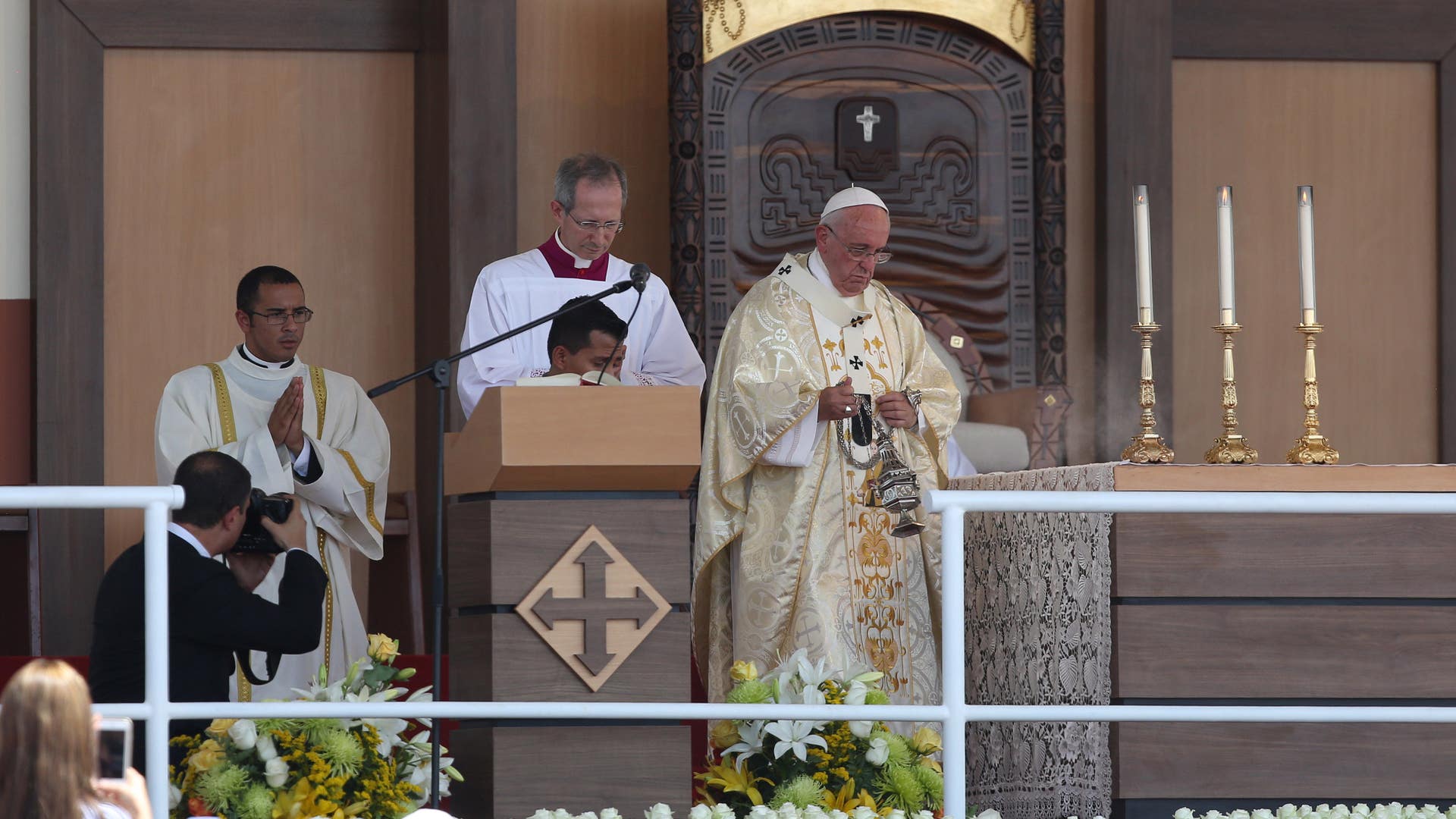 Pope_incensces_in_the_stage_first