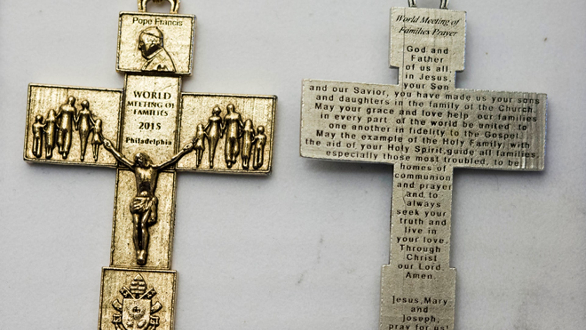 Pope_paraphernalia_Latino_3