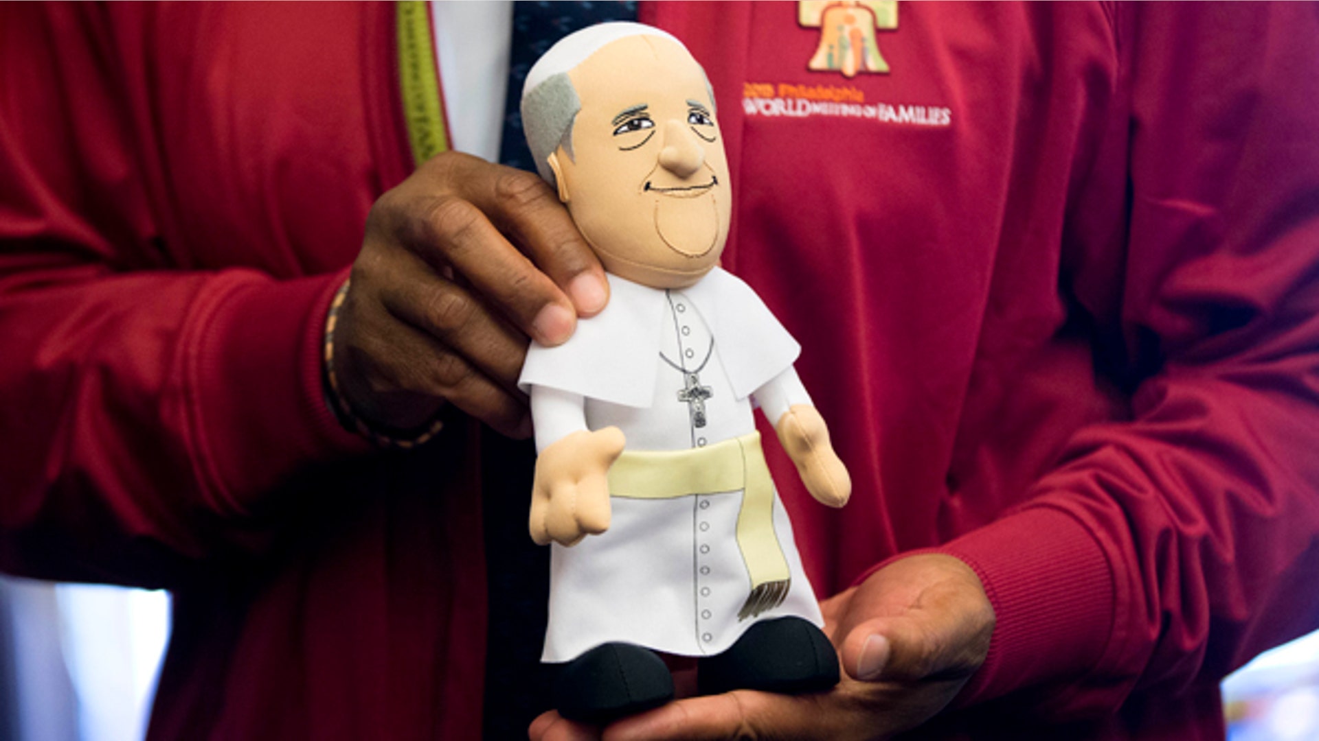Pope_paraphernalia_Latino_top