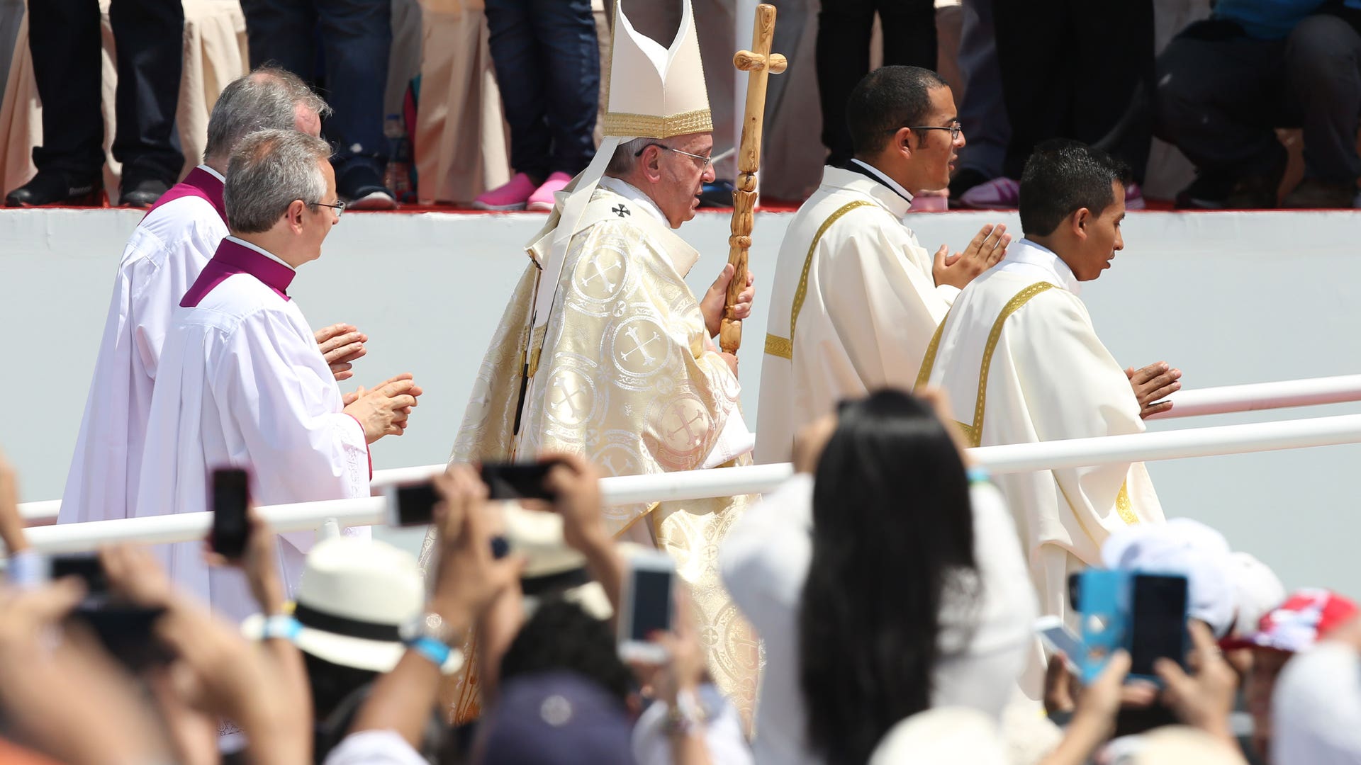 Pope_proceeds_to_main_alter