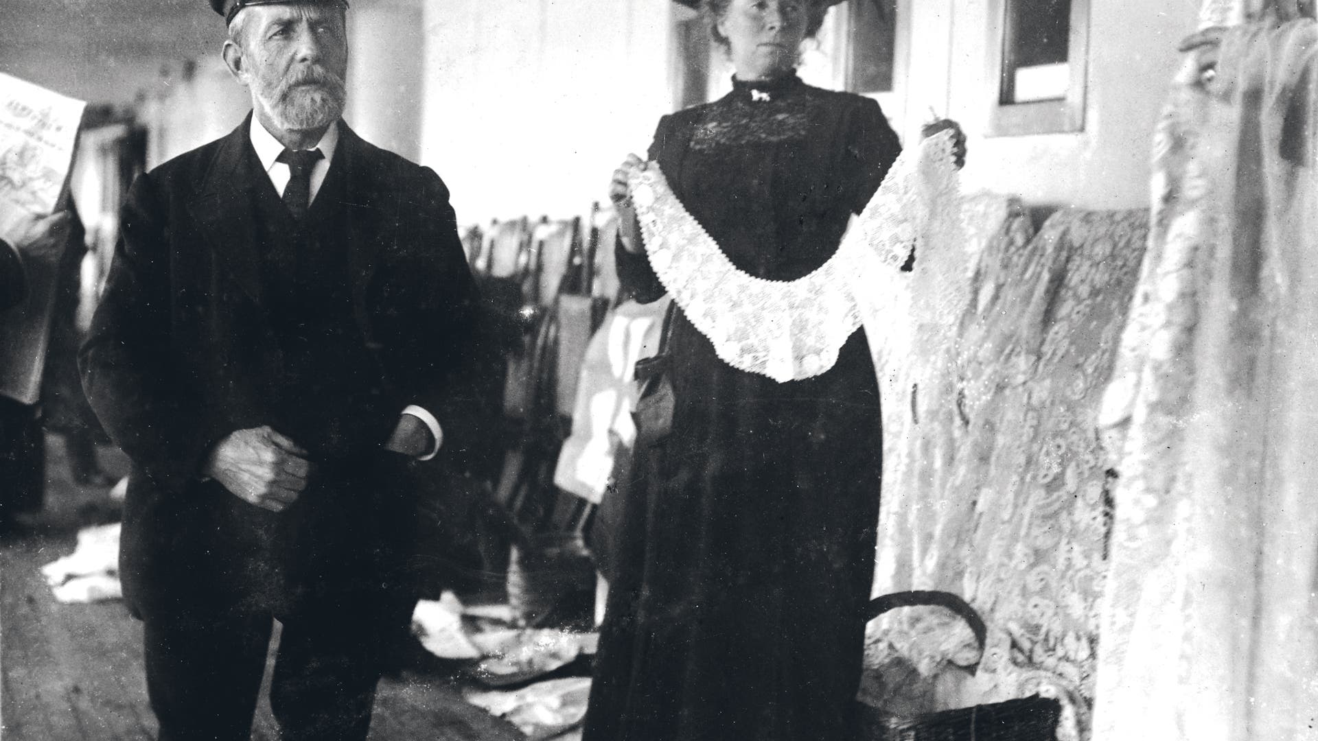 Queenstown_vendor_sells_irish_lace