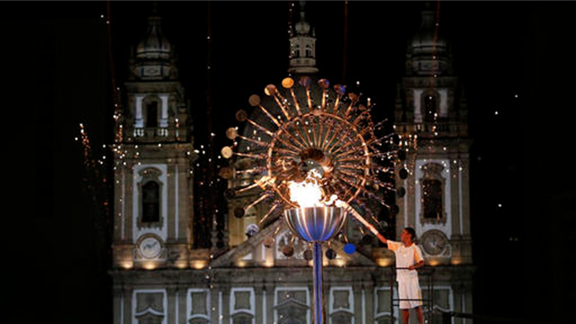Rio_opening_ceremonies_lighting_the_torch