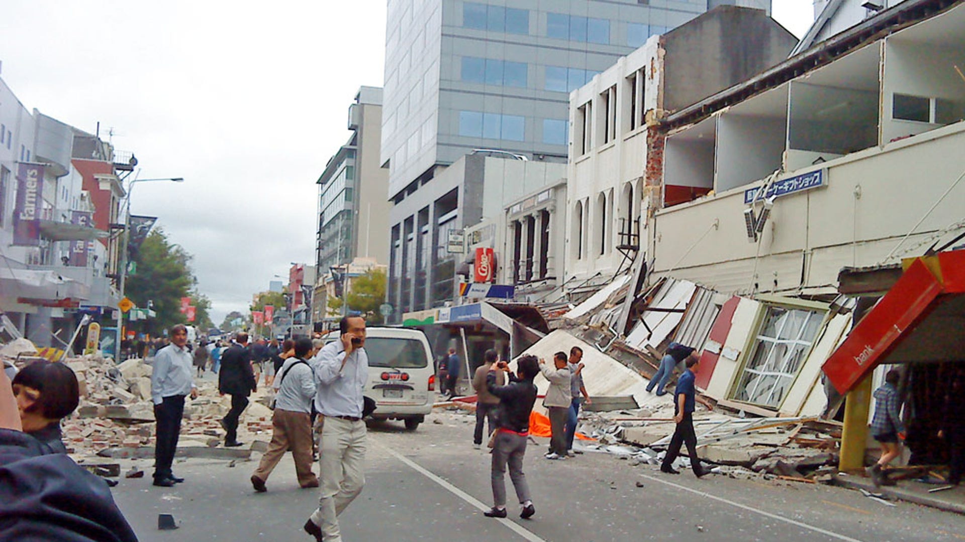 Новая зеландия землетрясение. Крайстчерч землетрясение 2011. Землетрясение в новой Зеландии 2011. Улица после землетрясения.
