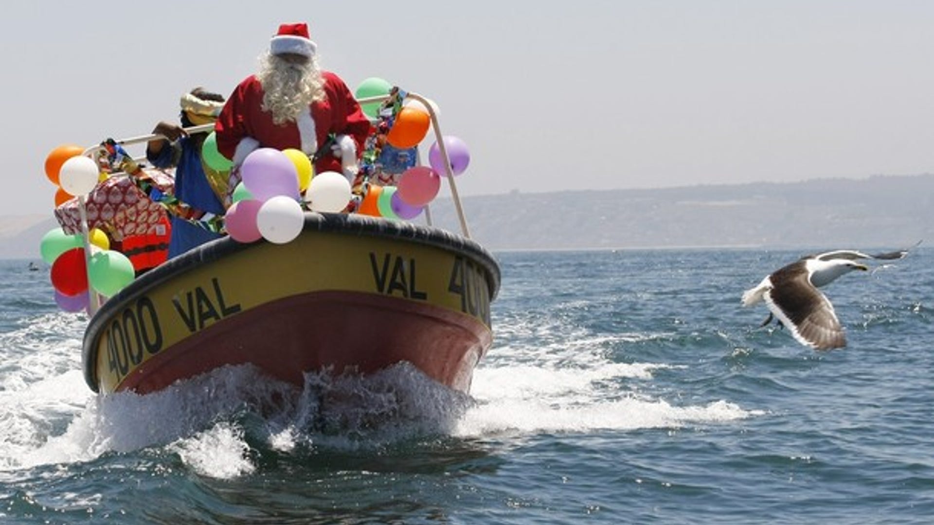 Santas_Around_World12