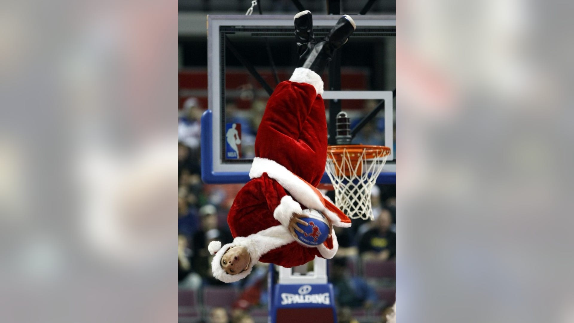 Santas_Around_World7