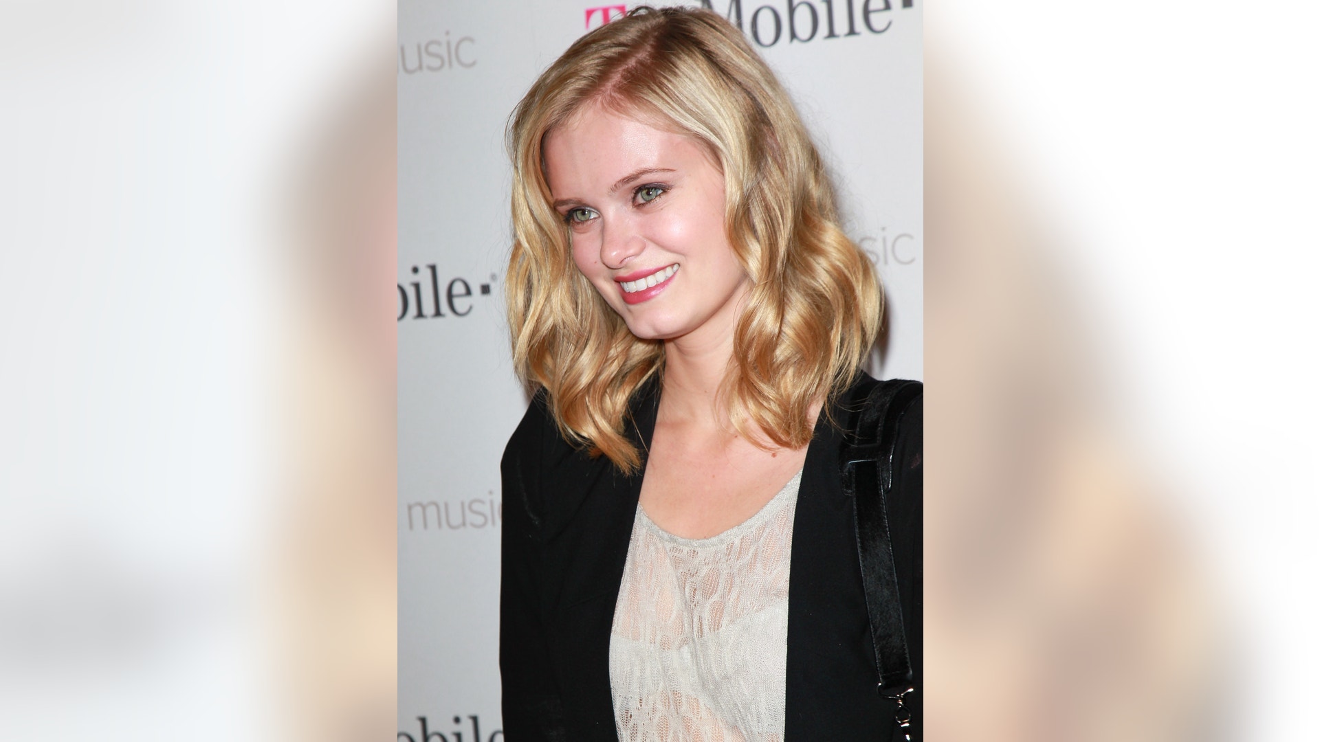 Sara_Paxton_fnl