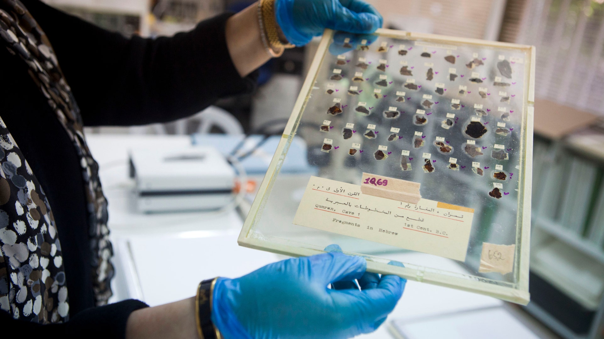 Selling_the_Dead_Sea_Scrolls_2