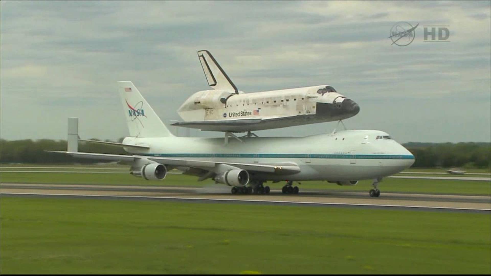 Space Shuttle Discovery final landing 7