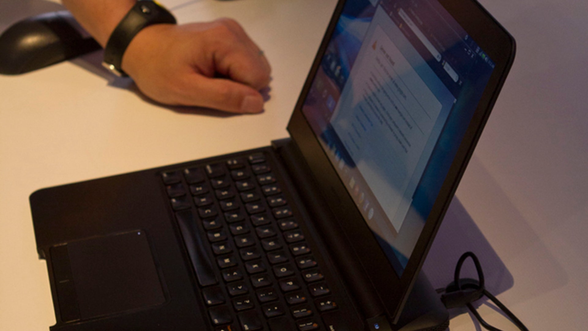 Smartphone_acts_like_lamp