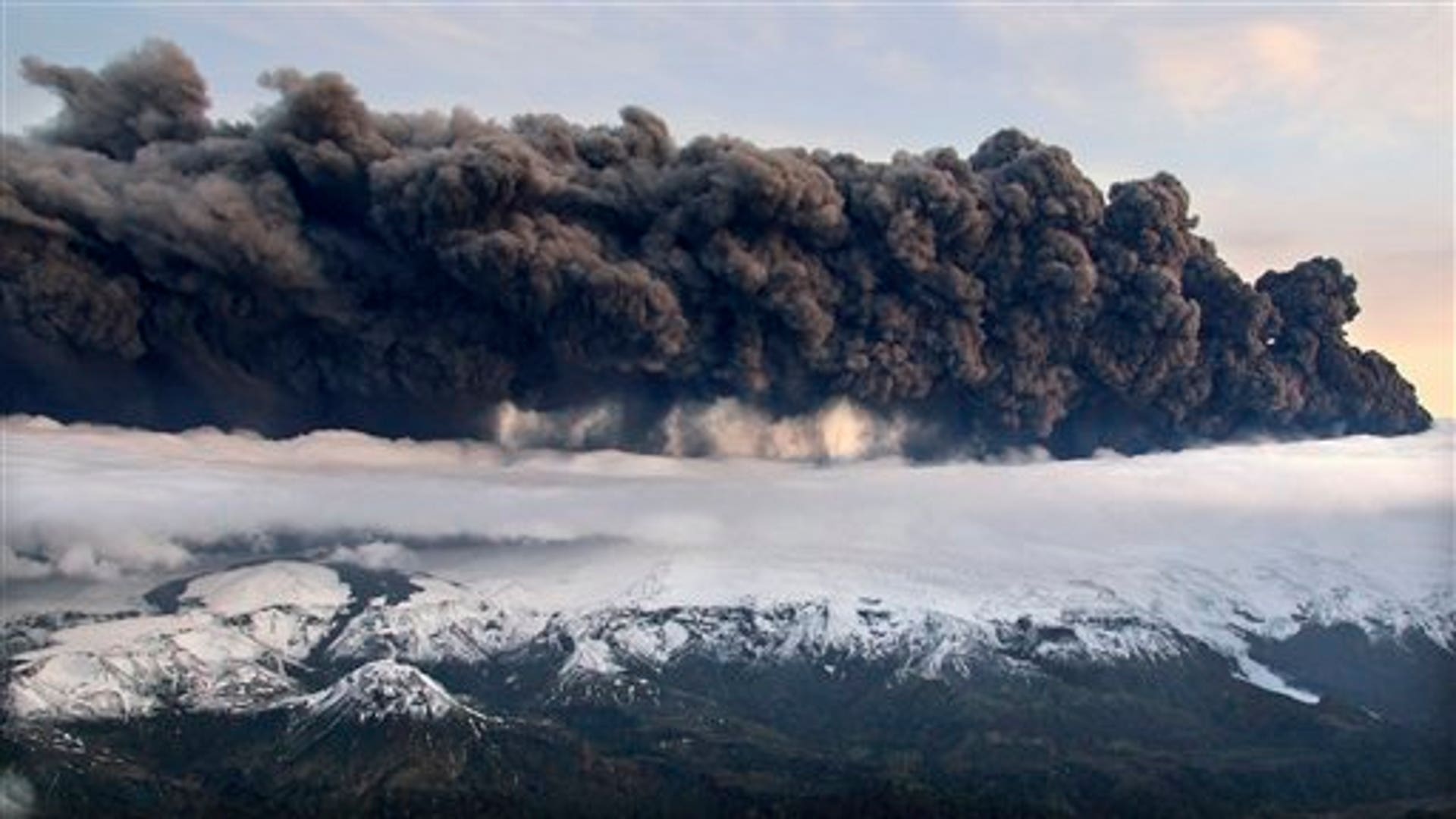 14 Апреля 2010 года началось извержение вулкана Эйяфьятлайокудль