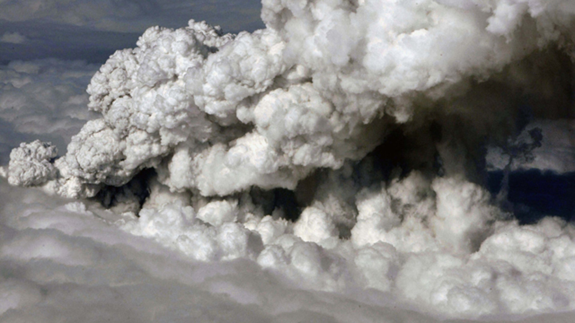 Smoke_from_Volcano_2