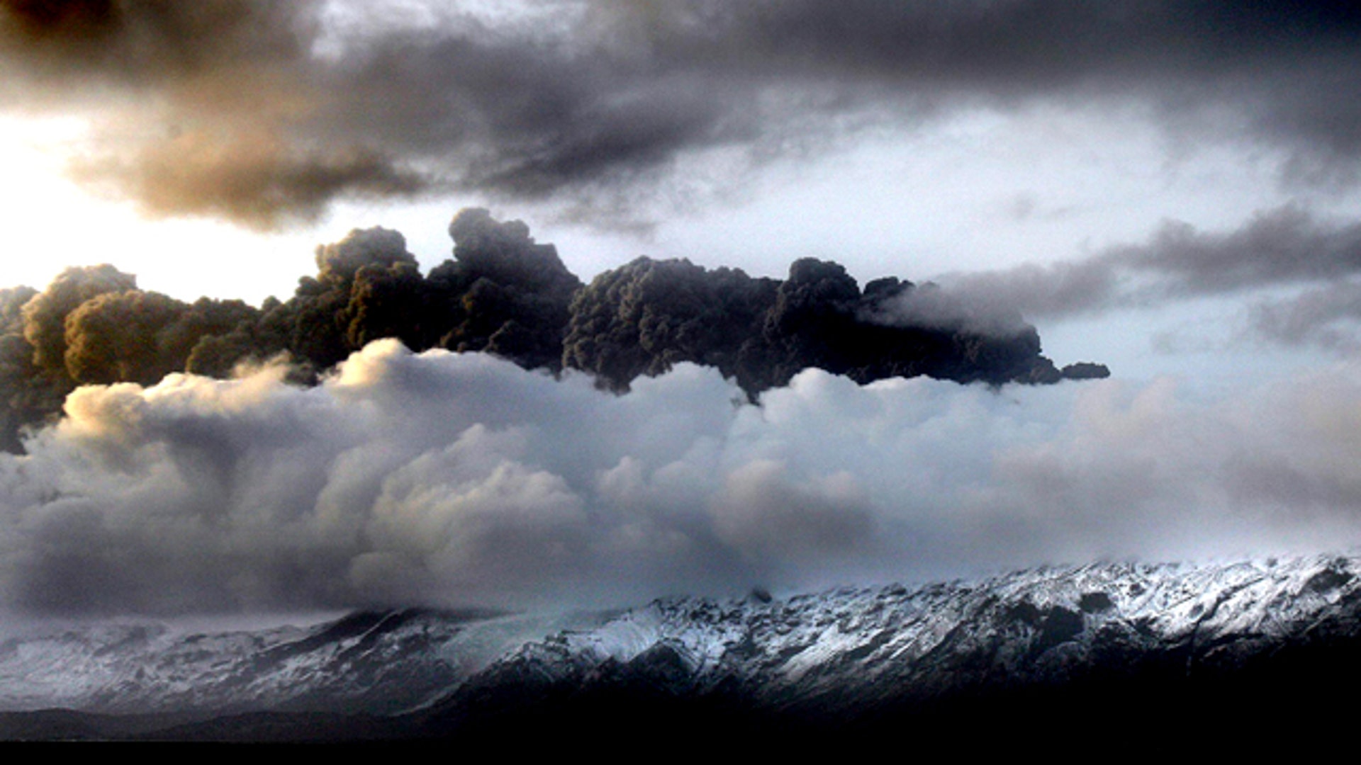Air effect. Облако дыма. Полет в облаках вулканического пепла. Облака кислотного дождя. Эйяфьятлайокудль небо.