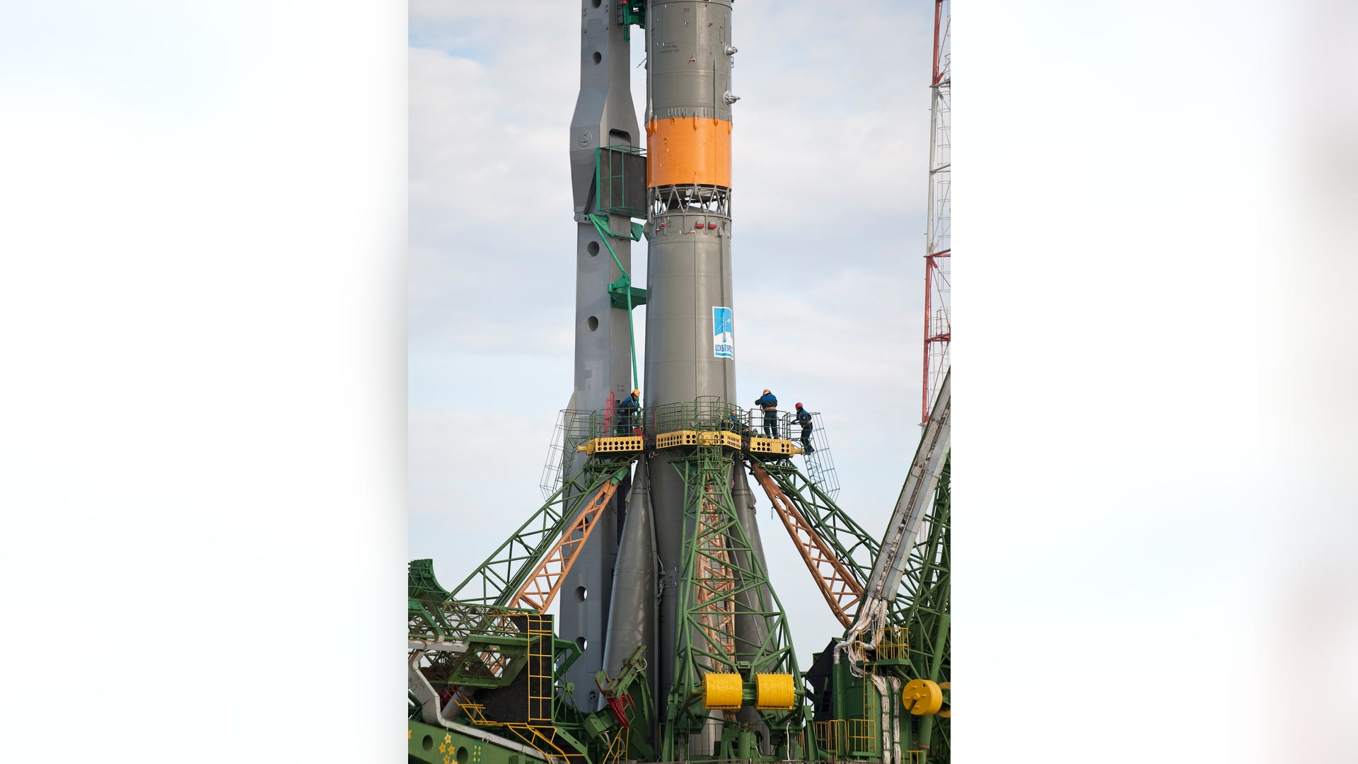 Pad Techs Secure Soyuz